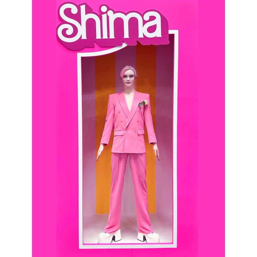 Matt（マット）のインスタグラム：「・ 先日日本武道館で行われたヘアショー 【DREAM PLUS 2023】の 大人気の美容室SHIMAの舞台に立たせて頂きました🩵 Barbieのケン役としてサプライズ出演💗 世界観可愛すぎた🥹💗 約1万人動員の出演でしたのでとっても緊張しました😆 ゆーやちゃん( @yuyanara ) 素敵な機会をありがとう🩷🩷🩷 少しでも華添えることできたかな？🫠🎀✨ みなさんお疲れ様でした🐣 そしてたくさんサポートしてくださった スタッフの皆様、ありがとうございました👏🏻 #dreamplus #shima  #ピンクヘア似合ってる気がする❤︎ #barbie」