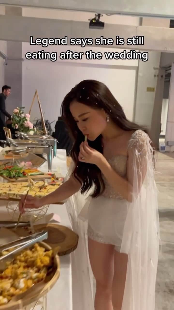 WEDDING APPARELのインスタグラム：「The side-eye at the end 😂 Let’s be real, though. Eating is half the reason to have a wedding 😅  Credit/Beautiful Bride: @charisow   #wedding #food #love #weddingfood #females #relatable #funny #girls」