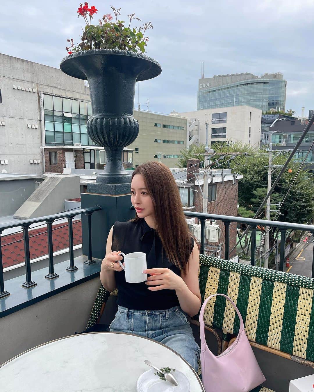 野崎萌香さんのインスタグラム写真 - (野崎萌香Instagram)「Seoulにしかない　@astierdevillatte の カフェ一号店☕️🌱  風が気持ちいいルーフトップカフェ🫶  一階から5階までアスティエの世界に囲まれた幸せ空間🪽」10月21日 6時53分 - moeka_nozaki