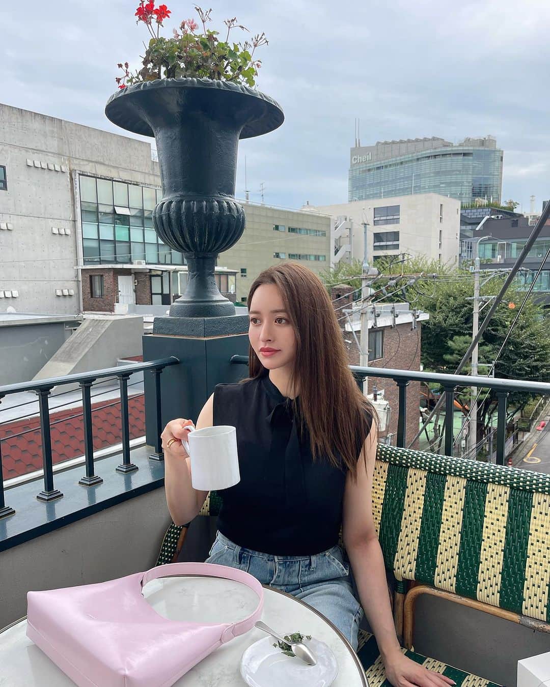 野崎萌香のインスタグラム：「Seoulにしかない　@astierdevillatte の カフェ一号店☕️🌱  風が気持ちいいルーフトップカフェ🫶  一階から5階までアスティエの世界に囲まれた幸せ空間🪽」