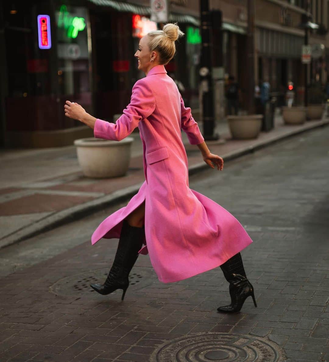 ナスティア・リューキンさんのインスタグラム写真 - (ナスティア・リューキンInstagram)「Introducing the next item from the #NastiaLiukinxGianniBini collection:   The Ella Coat, the pink coat of your dreams🩷☁️🫧✨   - the perfect shade of pink - *slightly* oversized - lined in satin for easy on-and-off with winter sweaters  - lightly padded shoulder for an elevated shape  - elongated length for warmth and chicness!   This style will be available in ALL @dillards doors and online on 11/6. Cannot wait for you to see it in real life 🩷 @giannibiniofficial   PS a major shoutout to my OG who shot this ENTIRE collection and campaign…. Forever and ever and ever grateful for you and our (almost) decade long friendship - personally and professionally 🫶🏼 love you, @beckleyco glam by @blay.locks」10月21日 6時57分 - nastialiukin