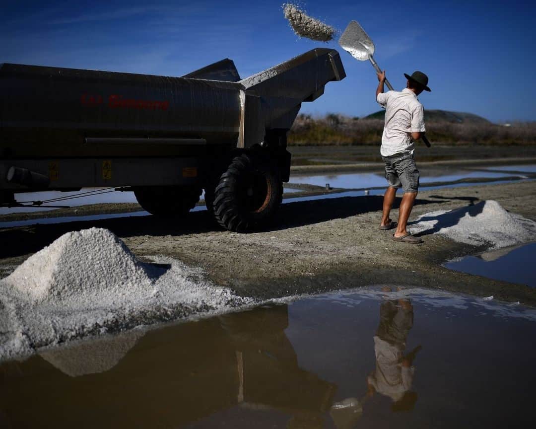 AFP通信さんのインスタグラム写真 - (AFP通信Instagram)「Salt harvesting on Ile de Ré⁣ ⁣ In a marsh on the Ile de Re, salt-makers gather the white crystals formed on the clay bottoms into small pyramids. This is the last harvest of a season.⁣ ⁣ 📷 Christophe ARCHAMBAULT #AFP」10月21日 7時00分 - afpphoto