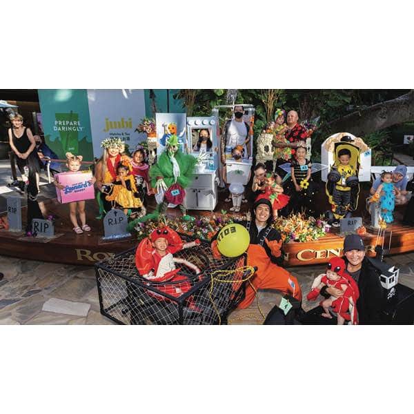KAUKAU/カウカウハワイのインスタグラム：「10月29日(土) 10:00から、ロイヤルハワイアンセンター内の参加店で、お子様向けのトリックオアトリートを開催！参加店でお菓子がもらえます👻 そして同日14:00〜18:00の時間帯で、ワイキキ最大のケイキ（子供）ハロウィンコスチュームコンテストも行われます🎃 コスチュームコンテストは、ロイヤルハワイアンセンターの中庭で開催。  また、ロイヤルハワイアンセンター内のショップやレストランで2023年10月14日から10月31日までの期間中、100ドル以上お買い上げのお客様には、地元アーティスト、スザンヌ・ジェネリックがデザインしたハロウィンバッグが無料でもらえちゃいます😆 ※在庫がなくなり次第終了。お一人様1日1袋まで。レシートは有効期間内に発行されたものに限ります。  毎年可愛いコスチュームのキッズが勢揃いでとっても可愛い＆楽しいハロウィンのイベントなので、この機会にハワイにいらっしゃる方はぜひ、ロイヤルハワイアンセンターへ！  #RoyalHawaiianCenter #pr #ハワイ #ワイキキ #ロイヤルハワイアンセンター #ハワイハロウィン #ハワイ情報 #ハワイ旅行 #ハロウィン #トリックオアトリート」