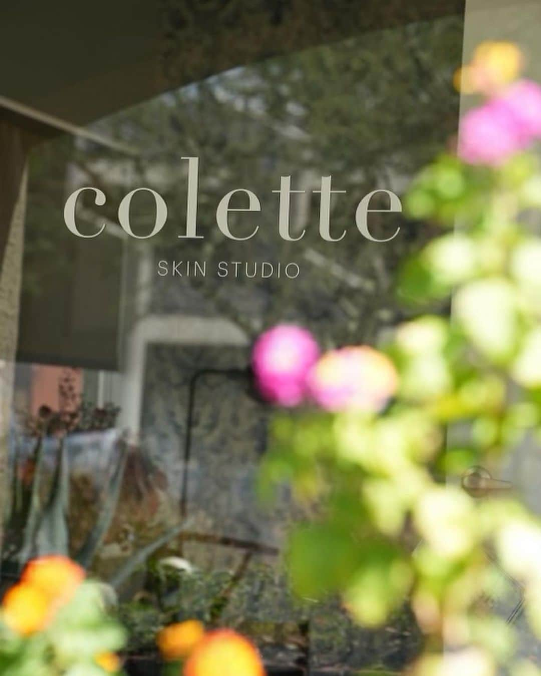 Biologique Recherche USAさんのインスタグラム写真 - (Biologique Recherche USAInstagram)「Founded by Kimberly Carson in 2020, Colette Skin Studio is a French-inspired spa located in Scottsdale, Arizona ✨  With over 28 years of experience in esthetics, holistic skincare and wellness, Kimberly offers Biologique Recherche products and treatments exclusively.   Named after her daughter, Colette, @colette_skinstudio was built on the philosophy of Building Better Skin. After years of working on countless clients with compromised skin barriers after being subject to harsh skincare treatments, Kimberly discovered and chose the Biologique Recherche methodology to bring her clients’ skin back to life.    Kimberly believes that hands are the best tools and that anyone with a healthy, balanced lifestyle that incorporates healing facials and a customized skincare regimen can have the skin of their dreams.   Experience our VIP O2✨treatment at Colette Skin Studio, our oxygenating and anti-pollution micro-massage treatment to detoxify and stimulate the skin for a radiant complexion.   We are proud to partner with you, @colette_skinstudio 🤍  📸: @maxqcarson   #BiologiqueRecherche #FollowYourSkinInstant #BuildingBetterSkin #BRspa #Scottsdale #wellnesswithBR #coletteskinstudio」10月21日 7時07分 - biologique_recherche_usa