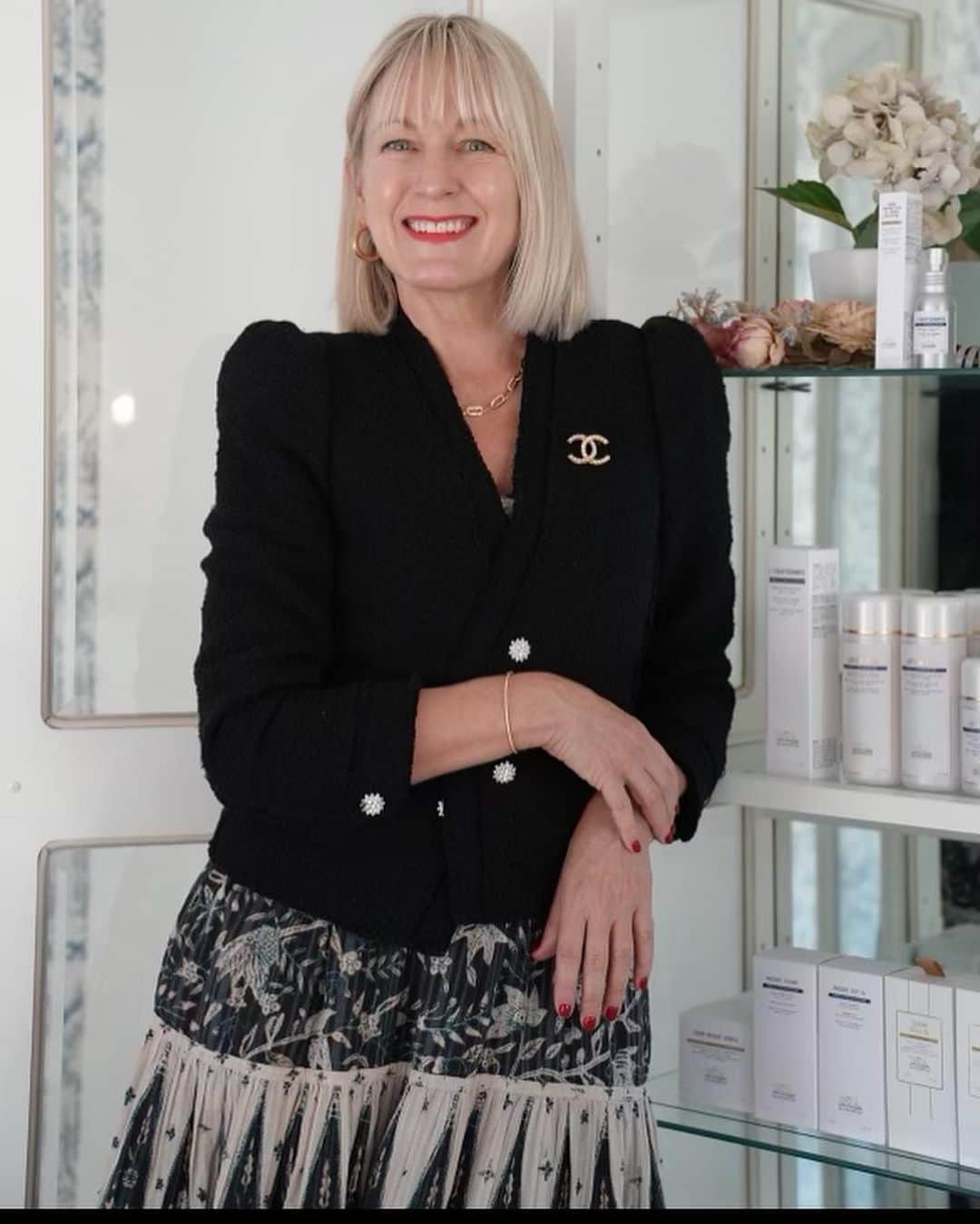 Biologique Recherche USAのインスタグラム：「Founded by Kimberly Carson in 2020, Colette Skin Studio is a French-inspired spa located in Scottsdale, Arizona ✨  With over 28 years of experience in esthetics, holistic skincare and wellness, Kimberly offers Biologique Recherche products and treatments exclusively.   Named after her daughter, Colette, @colette_skinstudio was built on the philosophy of Building Better Skin. After years of working on countless clients with compromised skin barriers after being subject to harsh skincare treatments, Kimberly discovered and chose the Biologique Recherche methodology to bring her clients’ skin back to life.    Kimberly believes that hands are the best tools and that anyone with a healthy, balanced lifestyle that incorporates healing facials and a customized skincare regimen can have the skin of their dreams.   Experience our VIP O2✨treatment at Colette Skin Studio, our oxygenating and anti-pollution micro-massage treatment to detoxify and stimulate the skin for a radiant complexion.   We are proud to partner with you, @colette_skinstudio 🤍  📸: @maxqcarson   #BiologiqueRecherche #FollowYourSkinInstant #BuildingBetterSkin #BRspa #Scottsdale #wellnesswithBR #coletteskinstudio」