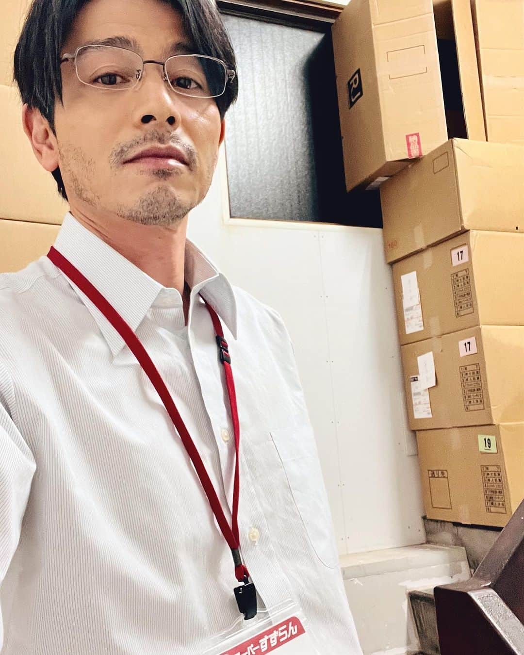 のインスタグラム：「． スーパーすずらんの店長“那須川“です。  本日から、テレビ朝日 土曜ナイトドラマ［泥濘の食卓（ぬかるみのしょくたく）］ が始まります。  齊藤京子さん @saitokyoko_official が“捻木深愛（ねじき みあ）“という、人を真っ直ぐに想う、純粋が故に危なっかしさを持つ難しい役を演じられます。  その想いを向けられるのが、私の役である“那須川夏生“という、妻も息子もいる、働き盛りの家庭の悩みを抱えた中年男性です。  タイトルにあるように、このドラマの登場人物は、“泥濘（ぬかるみ）“にハマってしまっている状況で、それぞれが何かを抱えています。  なんとなく重そうなドラマ？と思われるかもしれませんが、はたからみてると楽しめる“泥濘“だと思います。  スタッフ、キャスト全身全霊で向き合っていますので、是非ご覧ください！  ーーーーーーーーーーーーーー  テレビ朝日 土曜ナイトドラマ 【泥濘の食卓】〜第①話〜  @nukarumi_ex   2023年10月21日(土)スタート 【毎週土曜】よる11:30～放送  #テレビ朝日 #泥濘の食卓 #齊藤京子 #櫻井海音  #原菜乃華  #戸田菜穂 #筒井真理子 #吉沢悠 #安里麻里監督」