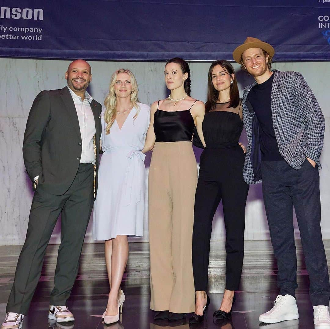 トーレイ・デヴィートさんのインスタグラム写真 - (トーレイ・デヴィートInstagram)「Feeling inspired after visiting #TheBlueParadox at @msichicago last night! 🌊 Let’s lower our plastic footprint, together. This immersive and educational exhibit created by @scj in partnership with @conservationorg 🌍 needs to be seen to believe!」10月21日 7時08分 - torreydevitto