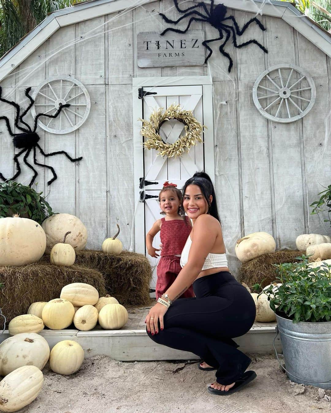 のインスタグラム：「October things w my babies 🍂🎃🧡」