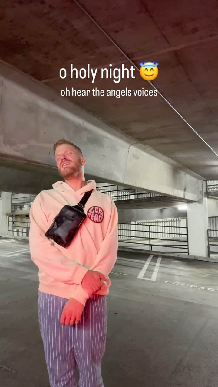 スコット・ホアイングのインスタグラム：「the defying gravity of Christmas songs is on the new @ptxofficial album out TODAY!」
