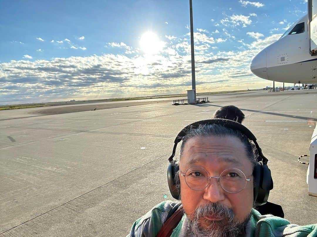 村上隆のインスタグラム：「Good morning HANEDA Tokyo. 👋」