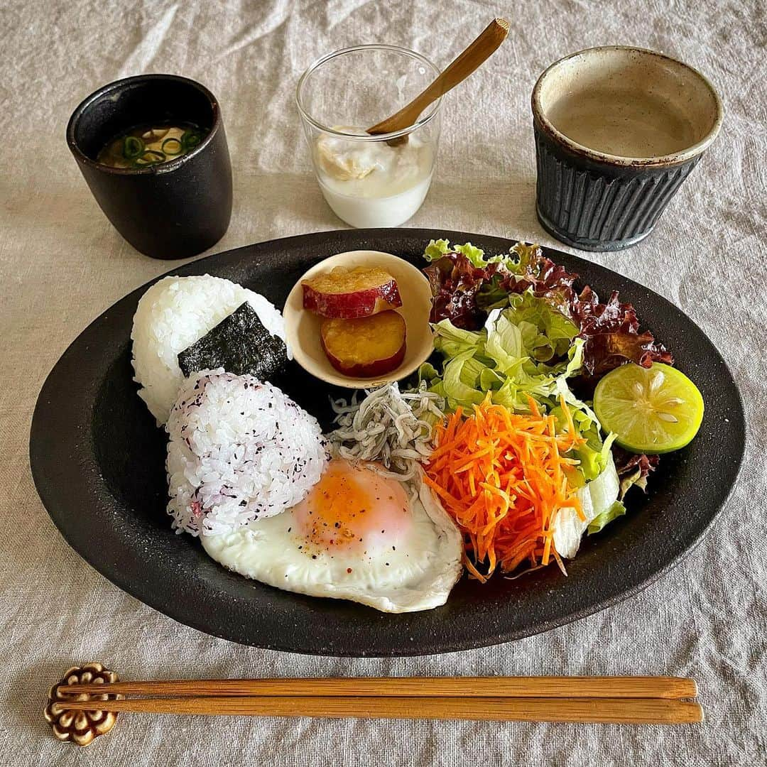 ecruのインスタグラム：「2023/10/21 (sat) 昨日の朝ご飯picで、おはようございます😊 今朝の神戸は14℃。足先が冷たいです。 少しずつ山の木々も色付き始めています🍁 今年は大好きな秋が長く続いてほしいなぁ。 ・ そして、秋といえば新米の季節。 我が家は、昨日からいただいています！ 楽しみにしていたのですごく嬉しい〜♡ おにぎりもふんわりと美味しくいただきました♡ ・ #gon_food #朝ごはん #朝食 #food #foodpic #foodphoto  #instafood #instagood #yummy #love #japan #breakfast #thankyou #onthetable #日々 #暮らし #うつわ #野菜 #おにぎり  #vegetables #台所 #減塩 #減塩食 #減塩生活 #減塩ごはん始めました #食べ過ぎ注意」