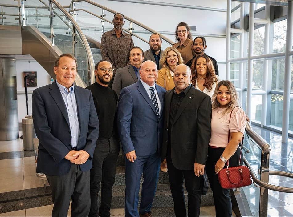 ロメオ・ミラーのインスタグラム：「•Building a team that will change the world. Steve Jobs once said, “Innovation distinguishes between a leader and a follower”, meaning it’s easy to jump on the bandwagon and follow along with what everyone else is doing. But true leaders are the ones coming up with out-of-the-box ideas that set a new standard for “business as usual”. The automotive industry is just a piece of our TRION ecosystem, TRION and SHANGO Tech will help rebuild cities and our @trionsupercarsgroup CEO Richard Patterson ideas will be the next blueprint. Thank you @mayorjerrydyer and to the city of Fresno! We are on the same mission. Psalm 139:16  Photography by @kermel_yohannes.」