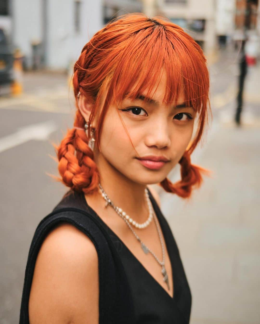 New York Times Fashionのインスタグラム：「The days when hair wasn’t meant to take attention from clothes, for the most part, are over.   After witnessing what appeared to be a total democratization of hairstyles at fashion weeks in February and March, the photographer @simbarashecha was interested to see what cuts and colors might emerge in the crowds during the latest fashion month, which started in September in New York and ended in early October in Paris.  Some of the most notable styles included streaked or individually dyed braids and choppy bowl cuts with layered colors. Fiery orange appeared to be the hue of the season. And a dominant styling trend was a just-out-of-the-shower wet look, which gave a slickness to heads both on and off the runway.  Tap the link in our bio for a deeper look inside this hairy situation and see more looks from this fall’s fashion weeks.」