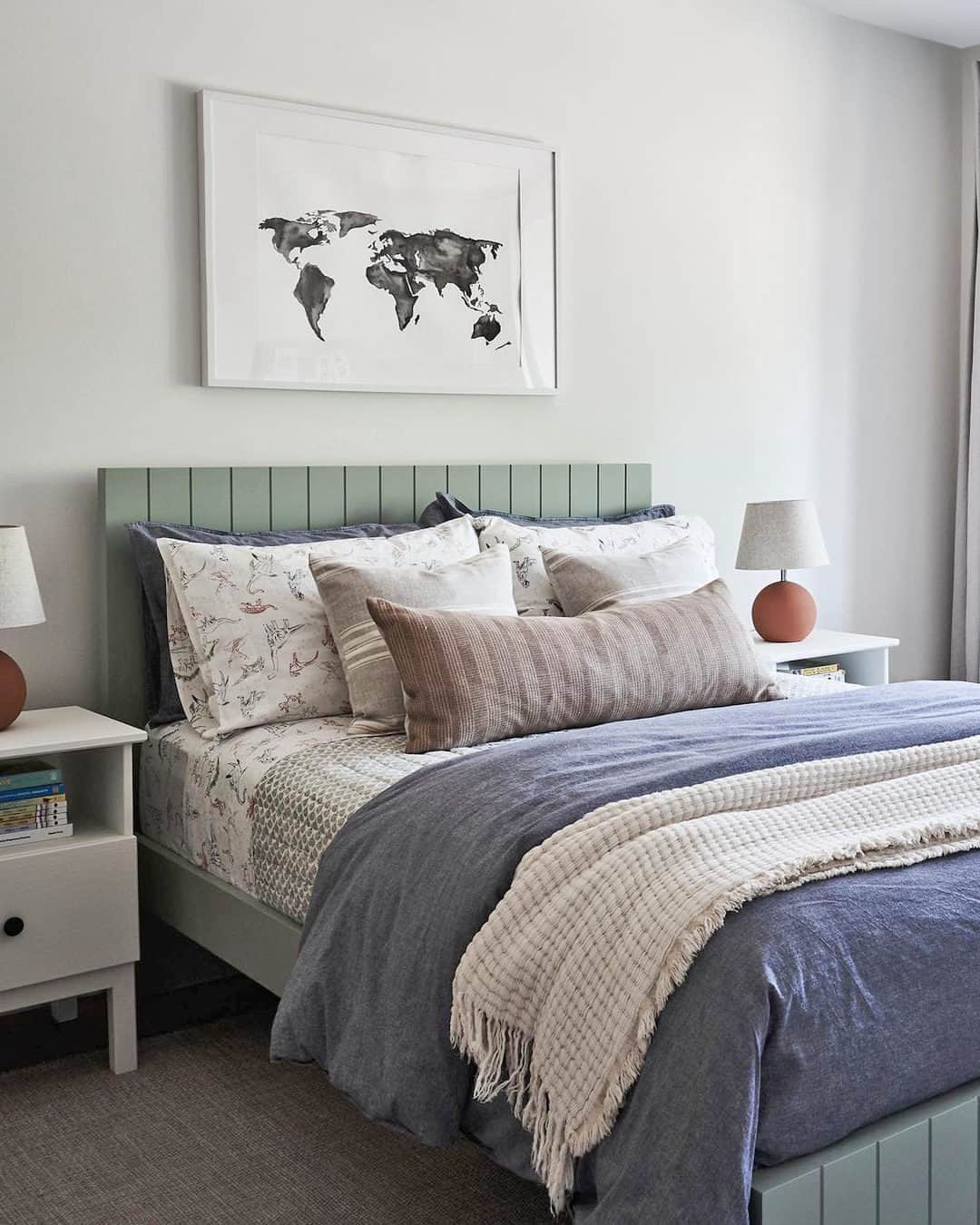 ジャスミン・トゥークスのインスタグラム：「We love this cozy big kids room that @kayladanielsinteriors created with lots of soft layers, calming colors and plenty of grow-with-them potential.  #KidsBedroomDecor #KidsBedroomInspo #KidsBedroomFurniture」