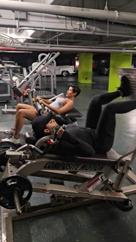ニコール・ミッチェル・マーフィーのインスタグラム：「Age is just a number when it comes to putting in the work! Fitness knows no bounds, whether you're in your 20s or 50s. 💪🏽👊🏽  #limitless #FitOver50 #FitnessMotivation #NoExcuses #LatrealMitchell #NicoleMurphy」