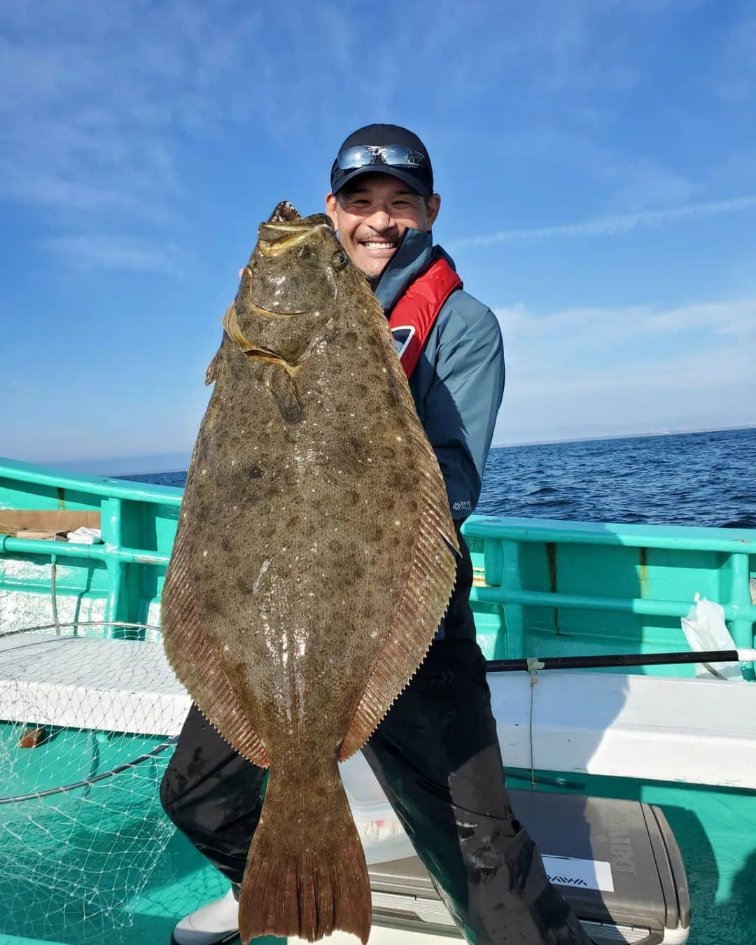 照英のインスタグラム：「福島県相馬市の明神丸様より、ヒラメ釣行に行って参りました❕  大好きな、つるちゃん(つるの剛士様)との仲良しフィッシング❕  とにかく、怪物ヒラメが釣れる釣れる  宝の海に感謝しかありません❕  『福島県の海よありがと～❕』  ちなみに、写真のヒラメは6キロ88cmです＼(^o^)／  #福島県#相馬市#明神丸#ヒラメ#釣行#つるの剛士#座布団ヒラメ#怪物#daiwa #daiwaapparel#daiwafishing #daiwafune」