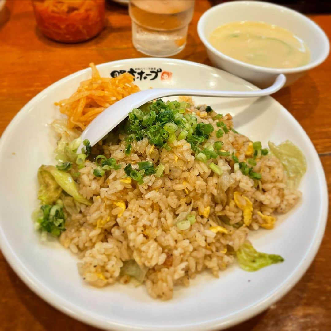 木村ひさしのインスタグラム：「最高のおっさんの昨日のあかん深夜食。 野方ホープ　炒飯➕スープ 美味い #最高のおっさんの炒飯 #2024チャレンジ第一弾」