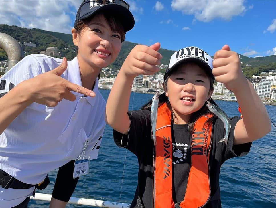 晴山由梨のインスタグラム：「DYFC海釣りスクールin静岡県熱海  今回もMC&コーチで参加してきました🎤  釣り場に着いて海を覗いてみると表層にイワシの大群が🐟🐟🐟 さっそくトリックサビキを落としてみると、すぐにヒット✨✨  子ども達は釣れた魚を見て「キラキラして綺麗〜」と、 興味津々な様子でした😍  熱海では4年ぶりの開催となるDYFCスクールでしたが、 気持ちのいい秋晴れの中で開催できてよかったです🌸  参加者の皆様、スタッフの皆様お疲れ様でした☺️ 明日は釣りジェンヌカワハギフェスタに参加します⭐️  #dyfc #釣りスクール #釣り教室」