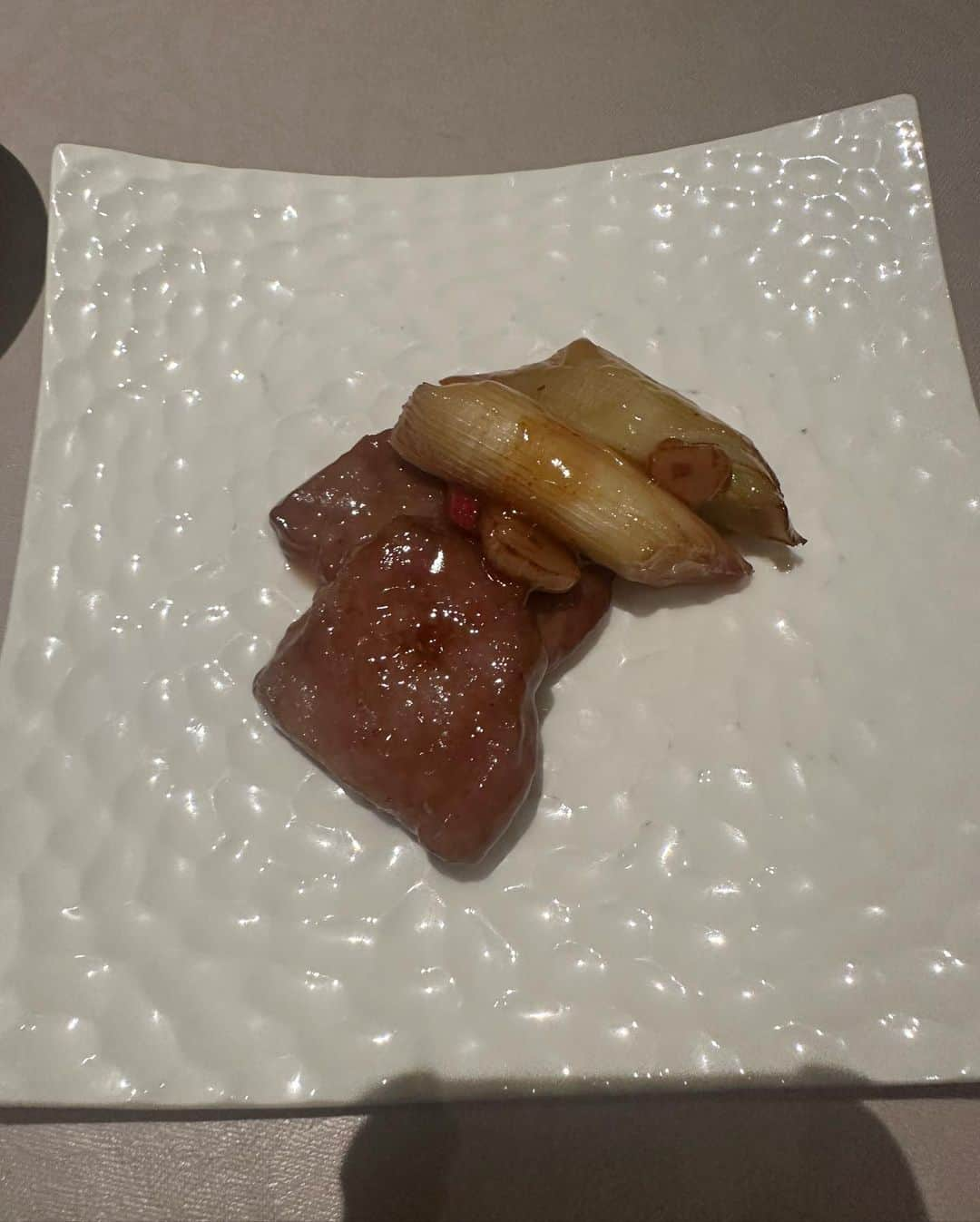 浜嶋りなさんのインスタグラム写真 - (浜嶋りなInstagram)「こないだ富麗華の北京ダック食べたよ🪷 甘めで美味しかった🥺 海老の天心がぷりぷりだった🦐  インスタグラマーさんが よく撮ってる看板の前でも撮れた📷  普段ご飯の写真撮らないしのせてなかったけど これからちょっとずつ投稿しよ🍚  #グルメ#都内グルメ#中華#レストラン #富麗華#中国飯店#中華レストラン #北京ダック#天心#chinesefood #グルメスタグラム#美食 #麻布十番#麻布十番グルメ」10月21日 18時33分 - hamariiina