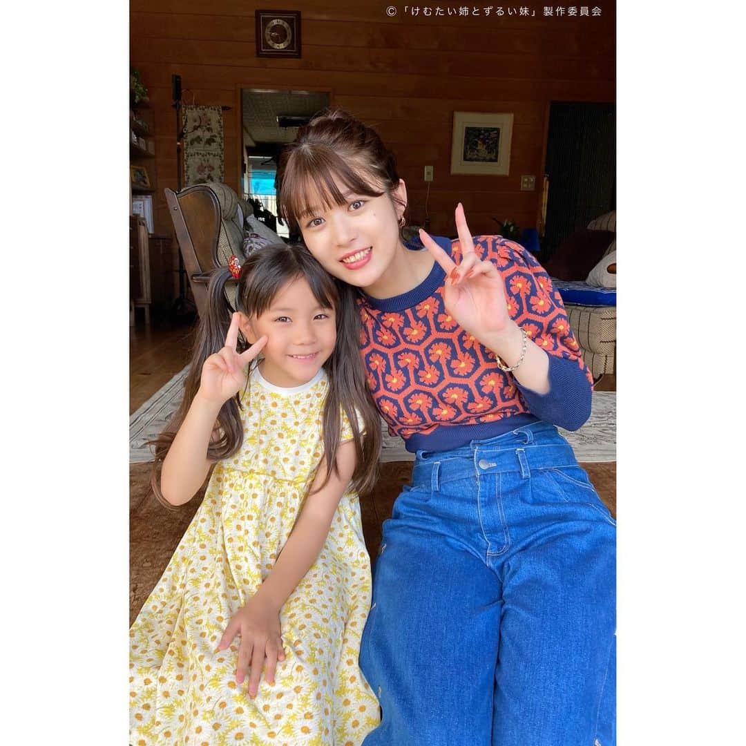 けむたい姉とずるい妹のインスタグラム：「. らんとちびらんで💟 😈三島らん役 #馬場ふみか さん 😈子供の頃のらん役 #馬込瑚子 さん ちょっと日差しが眩しそうでした🔅  ／ 『#けむたい姉とずるい妹 』 第3話は 10/23(月)夜11:06放送🪄 ＼  1、2話は #TVer で無料配信中🎗 tver.jp/episodes/ephkhavw72 U-NEXTなどでも配信中💠  #テレビ東京 #けむずる  #栗山千明 #馬場ふみか #栁俊太郎  #桜田通 #雛形あきこ  #オフショット」