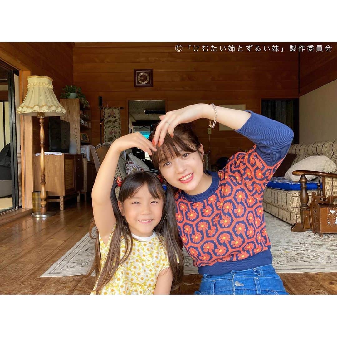 けむたい姉とずるい妹さんのインスタグラム写真 - (けむたい姉とずるい妹Instagram)「. らんとちびらんで💟 😈三島らん役 #馬場ふみか さん 😈子供の頃のらん役 #馬込瑚子 さん ちょっと日差しが眩しそうでした🔅  ／ 『#けむたい姉とずるい妹 』 第3話は 10/23(月)夜11:06放送🪄 ＼  1、2話は #TVer で無料配信中🎗 tver.jp/episodes/ephkhavw72 U-NEXTなどでも配信中💠  #テレビ東京 #けむずる  #栗山千明 #馬場ふみか #栁俊太郎  #桜田通 #雛形あきこ  #オフショット」10月21日 18時27分 - tx_premiere23