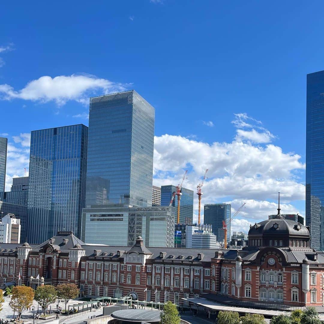 milleprintemps Japanのインスタグラム：「東武ワールドスクエアみたいな一枚ですがホンモノです なかなかこんなふうに東京駅を眺めることないから写真におさめてみました。 #東京駅　#丸ビルからの眺め」