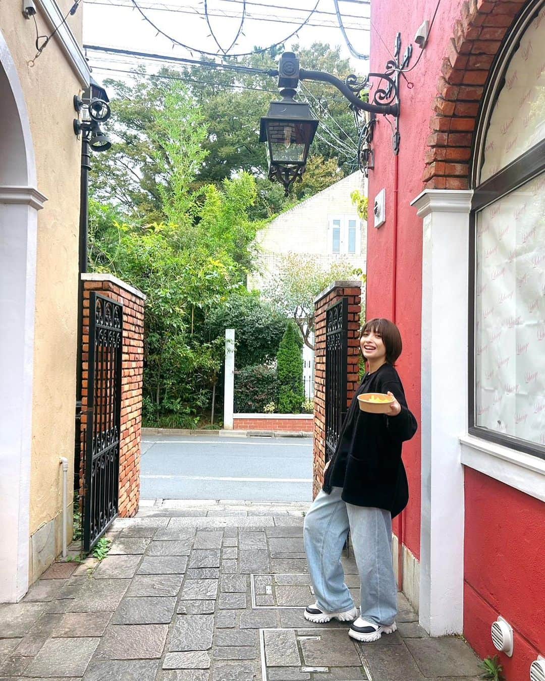 上杉真央さんのインスタグラム写真 - (上杉真央Instagram)「ポテトと上杉。  お友達がせっかく映える場所に連れて来てくれたのに ポテト持ってるわ格好つける気ゼロだわ。。。笑  そんな #オフ杉真央 さんでした。。。🍟  #上杉真央」10月21日 18時28分 - maouesugi