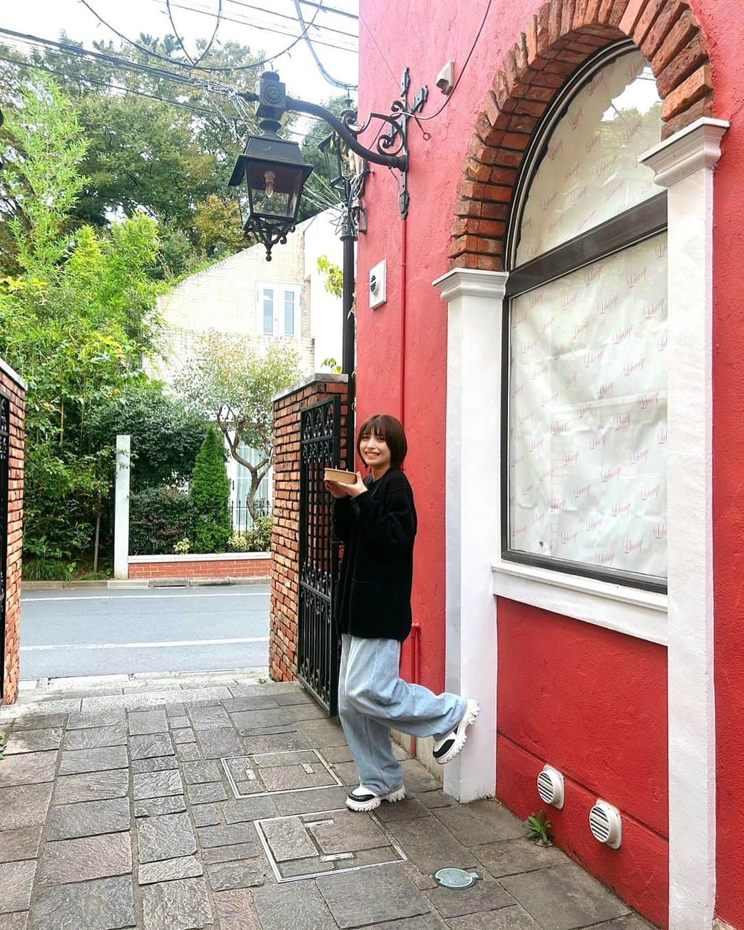 上杉真央のインスタグラム：「ポテトと上杉。  お友達がせっかく映える場所に連れて来てくれたのに ポテト持ってるわ格好つける気ゼロだわ。。。笑  そんな #オフ杉真央 さんでした。。。🍟  #上杉真央」