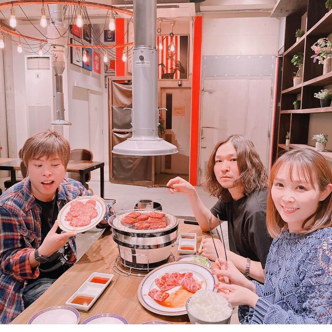 愛内里菜のインスタグラム：「本日10月21日より 大阪の箕面で焼肉屋さんが オープンとなりましたぁ😆🥩 ⁡ オシャレな空間で 七輪の炭で焼くスタイルがGOOD✨ 柔らかくてジューシーお肉が めっちゃ美味しくて子供たちが楽しめちゃう 焼きマシュマロまで　メニュー豊富‼️ ⁡ 子供たち限定で無料で 綿菓子やポップコーンを作れたり😊 駐車場もあるよ👌✨ ⁡ レコーディング終わりで 音楽プロデューサー　健ちゃんと バイオリニスト　タカクーと プレオープンにいってきたよ😌💐  ⁡ 健ちゃんの頼んだ大盛りごはんの量に驚く タカクー🤣 ⁡ 毎日肉食のタカクー💪 ⁡ 肉とタカクー　映える🤣🥩💕  😆YouTube！ 「愛内里菜オフィシャルチャンネル」  ⁡ 🐦Twitter 愛内里菜 official @RRikakakiuchi ⁡ ⁡ 😆TikTok 愛内里菜/Rina Aiuchi 　 🟥17配信 愛内里菜_official ⁡  #愛内里菜  #歌手 再始動 #垣内倶楽部  #バンド   #ライブ #一体化 #絆 #盛り上がりたい  #感謝  #23周年　 #YouTube #ユーチューバー#TikTok ⁡ ⁡」