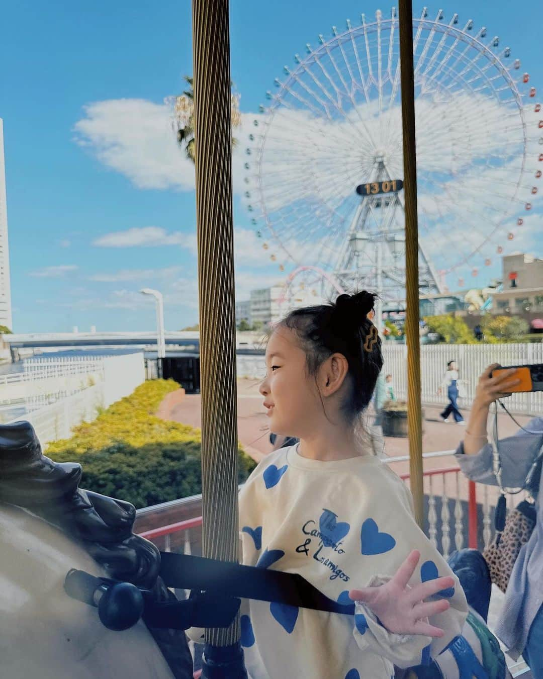 菊井彰子のインスタグラム：「💙🎡💙🎠💙  去年の今頃の写真を見たらもうアウターを着ている🥺 今年はまだまだ暑くてお昼はTシャツでもいいくらいだね。  2023年は暖冬らしい⛄️  まぁ子連れの外遊びには有難いですわ🙏🤣  @thecampamento #thecampamento  #横浜コスモワールド  #4歳女の子　 #4yearsold  #女の子のお洋服  #4歳お洋服」