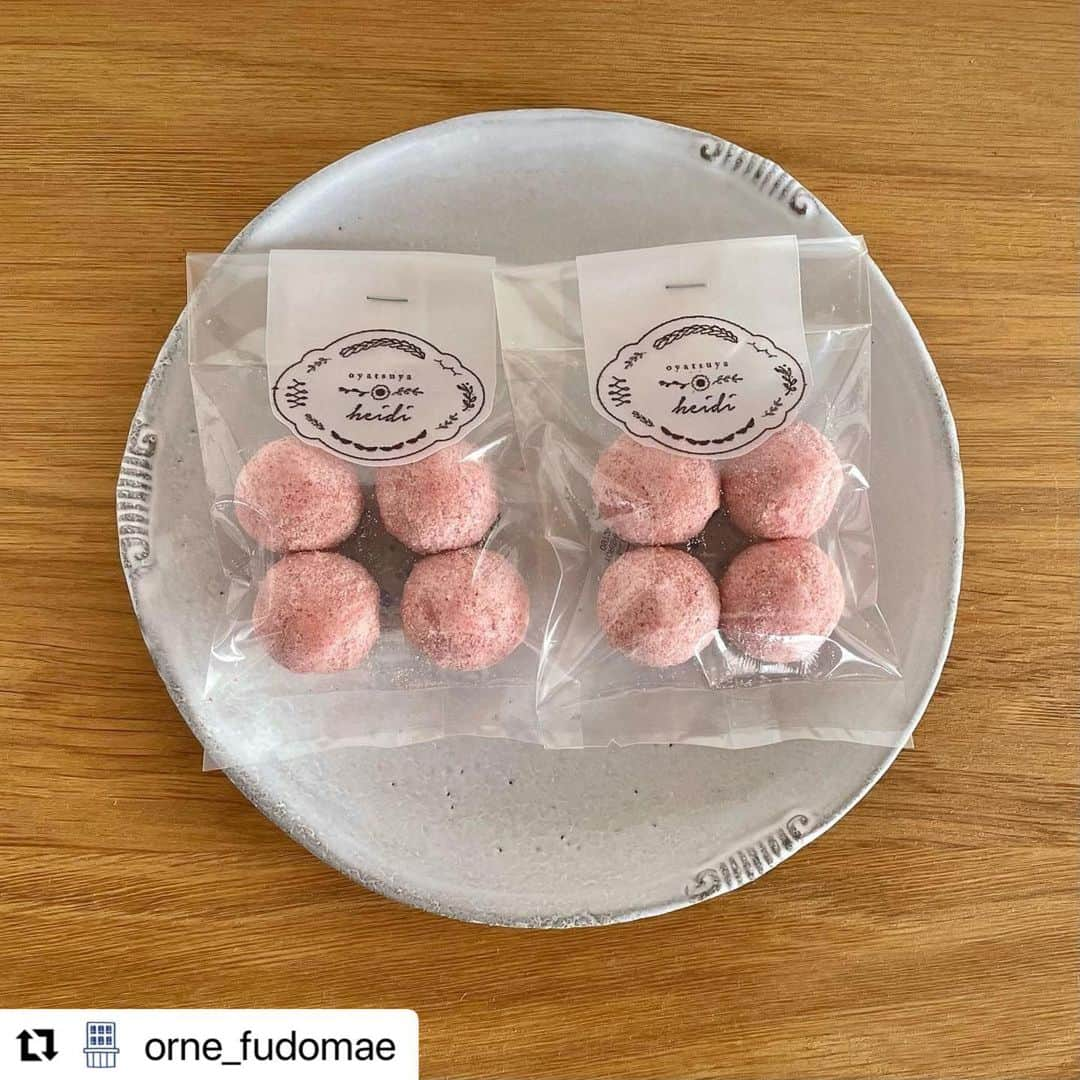 おやつ屋ハイジさんのインスタグラム写真 - (おやつ屋ハイジInstagram)「お菓子まだございます〜😊 オルネコブックとオルネコカレンダーにも猫メレンゲ登場してます🐈 セットでプレゼントにしても⭕️  #Repost @orne_fudomae with @use.repost ・・・ . 秋のティータイムにぴったり☕︎  今月はおやつ屋ハイジさんのお菓子が入荷しました！ 猫メレンゲのほかにも3種類の焼き菓子をご用意しています♩  紅茶やマグカップと一緒に、 ぜひティータイムをお楽しみください🍂  🫖　🫖　🫖  お菓子のラインナップ ・ラム酒のマドレーヌ ・いちごのブールドネージュ ・栗のケーキ  ご紹介した商品 ・Campbell's Perfect Tea ・オルネコマグ／ホワイト ・HIGHLAND 2000 ティーコージー ・Price & Kensington ティーポット 2cup  #おやつ屋ハイジ #猫メレンゲ #campbellsperfecttea #ornedefeuilles #オルネドフォイユ #オルネドフォイユ不動前店 #オルネ不動前」10月21日 18時30分 - oyatsuya