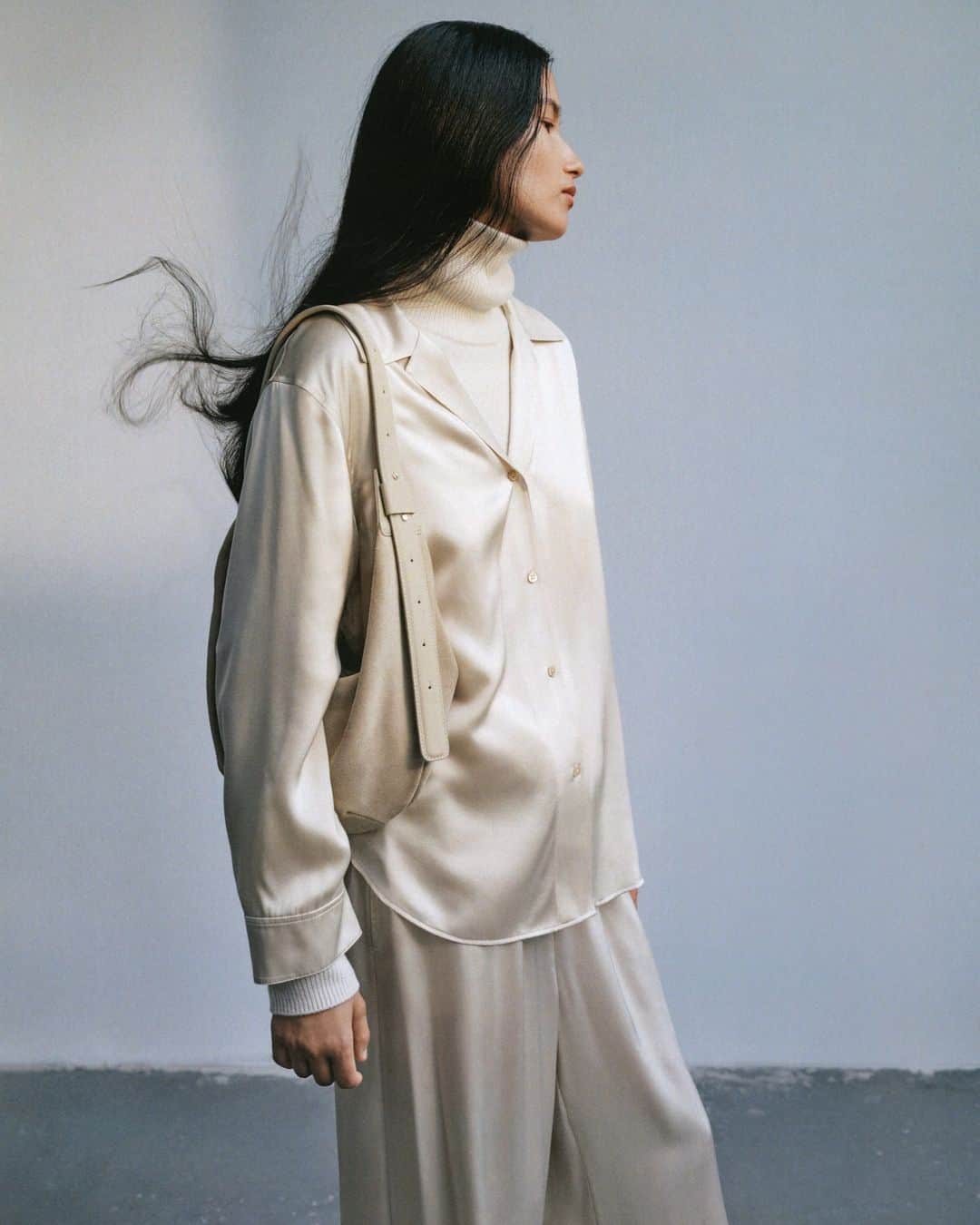 ARKETのインスタグラム：「A smooth weave of mulberry silk gives a luxurious feel to this set. With a relaxed fit, it is suitable as an elevated essential or a luxurious pyjama shirt. Explore our latest edit: link in bio. - #ARKET」