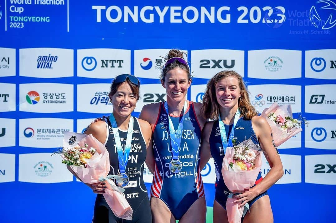 高橋侑子のインスタグラム：「☺️🥈 This means a lot. It took 8 years to be back on a World Cup podium. My first ever international race was here in Tongyeong in 2007, and first World Cup podium was also here in 2015. Tongyeong never disappoints! Only one race left in this season! Really looking forward for another home race next weekend 💪🇯🇵 📷 @worldtriathlon @janosmschmidt   トンヨンでのワールドカップ、2位でした！初めての国際レース、初めてのワールドカップ表彰台もここトンヨンでした。思い入れのある地で久々にワールドカップの表彰台に戻ってくることが出来ました。今シーズンも残り1レース、来週末に行われる宮崎でのワールドカップに出場します。また国内でレース出来ることがとにかく楽しみです🔥引き続き応援よろしくお願いします！ #トライアスロン」