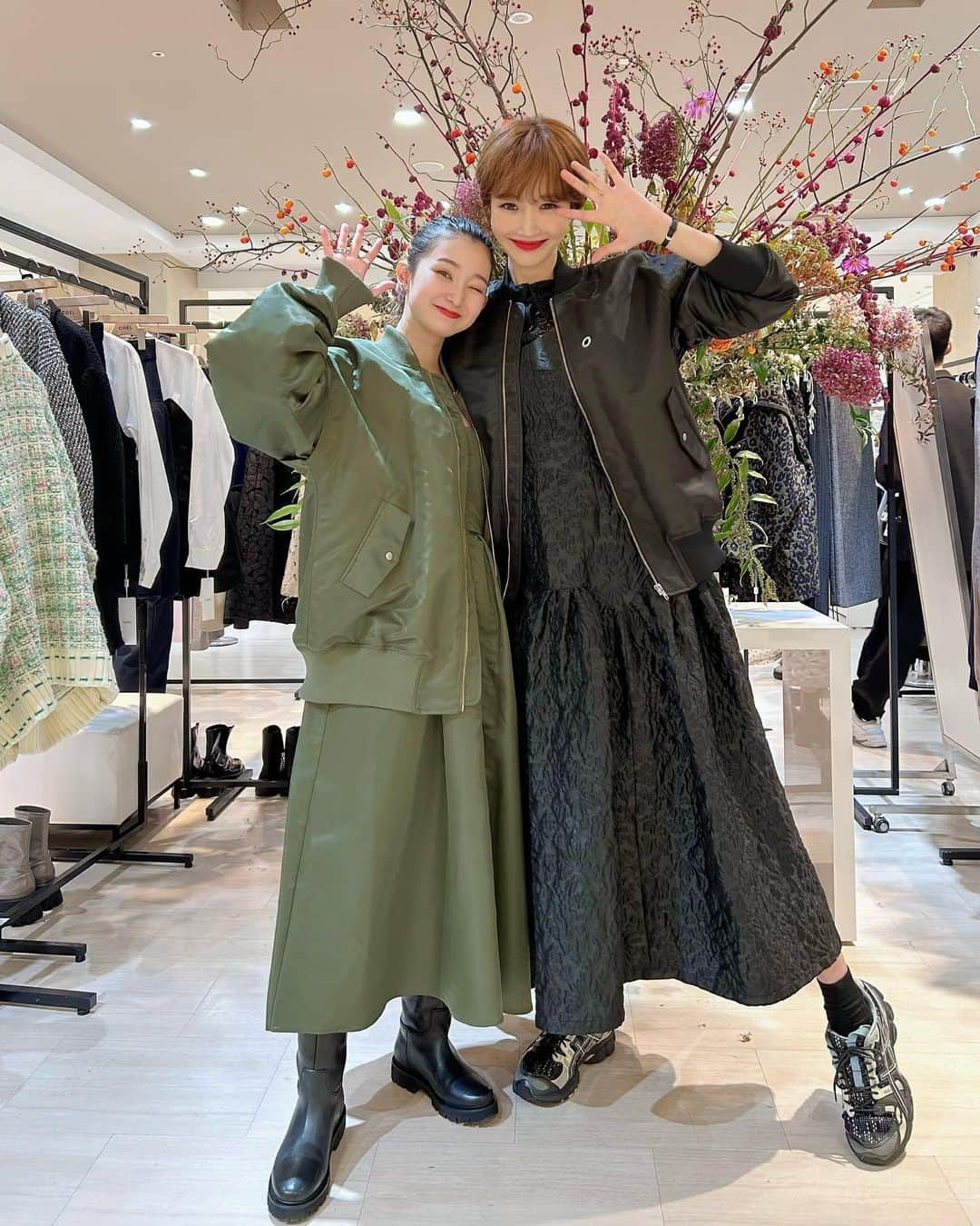 梅村奈央さんのインスタグラム写真 - (梅村奈央Instagram)「I LOVE #GOJOONHEE ♡♡♡ ・ 遂に推しに名古屋で会うことができました😭 大好きで大好きでたまらないコジュニ様がPOPUPで名古屋に来てくれて、仕事もあって間に合うか心配だったけど早く終わらせてダッシュで向かったら、女神がいました、、、😭 会ったら絶対泣くだろうと思ったら案の定号泣で、なのに優しく見守ってくれながらも落ち着かせてくれて、それから色んな話をしてくれて、また私のコジュニ様に対する思いも沢山聞いてくれて、、、こんなに素敵な人を好きになれて本当に幸せだなと思いました☺️これからも大好きです❤️ 고준희언니 사랑합니다❤️ 평생 응원할게요❤️ ・ #coel #coelpopup #名古屋高島屋 #ジェイアール名古屋タカシマヤ #고준희 언니 #コジュニ 様」10月21日 18時31分 - umemuranao