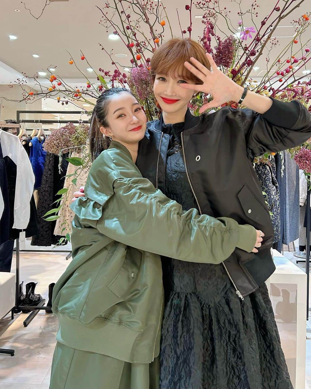 梅村奈央さんのインスタグラム写真 - (梅村奈央Instagram)「I LOVE #GOJOONHEE ♡♡♡ ・ 遂に推しに名古屋で会うことができました😭 大好きで大好きでたまらないコジュニ様がPOPUPで名古屋に来てくれて、仕事もあって間に合うか心配だったけど早く終わらせてダッシュで向かったら、女神がいました、、、😭 会ったら絶対泣くだろうと思ったら案の定号泣で、なのに優しく見守ってくれながらも落ち着かせてくれて、それから色んな話をしてくれて、また私のコジュニ様に対する思いも沢山聞いてくれて、、、こんなに素敵な人を好きになれて本当に幸せだなと思いました☺️これからも大好きです❤️ 고준희언니 사랑합니다❤️ 평생 응원할게요❤️ ・ #coel #coelpopup #名古屋高島屋 #ジェイアール名古屋タカシマヤ #고준희 언니 #コジュニ 様」10月21日 18時31分 - umemuranao