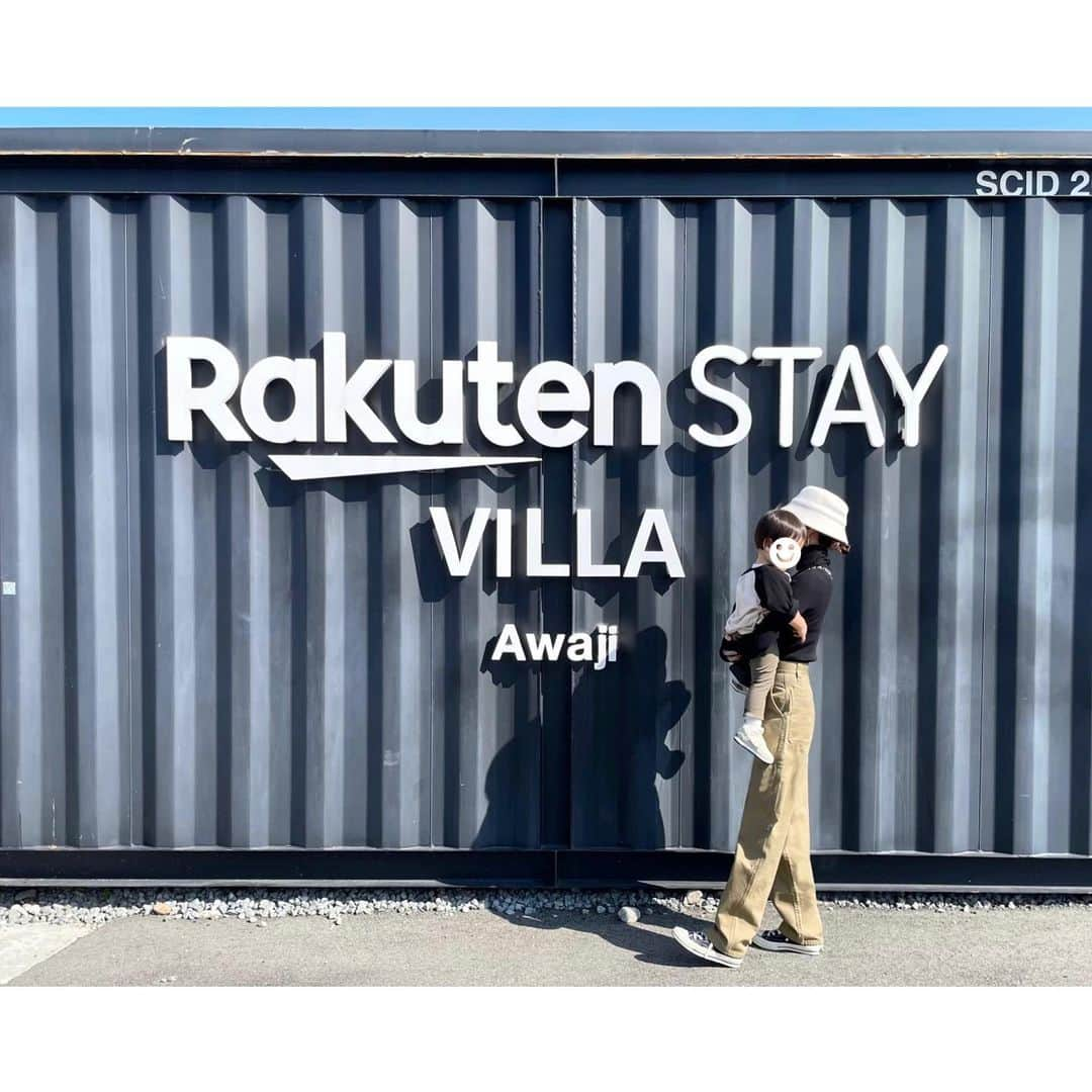 kumiのインスタグラム：「淡路島にある「Rakuten STAY VILLA 淡路」でのんびり一泊💐＊  入ってすぐにキッチン、奥には洗面所とバスルーム。  インナーテラスの向こう側にはホームシアター付きの寝室が。( 広々屋上まで！♡ )  息子も着くなりテンションMAX👦🏻🔥 走り回っておりました..✨  最近はもうベビーフードは全く食べなくて.. だからキッチン付きのヴィラは最高！私たちも秋BBQを楽しんだ🍾🍖♡  ちなみに、入室はスマートロックになっていて予約メールに記載のキーコードを打ち込むだけ○👆🏻  チェックイン・チェックアウトも室内のタブレットを通して遠隔のオペレーターの方と対面でできるからストレスなくスマートに✨  朝からジャグジーで遊んで、テレビを見ながら休憩して、またヴィラを探検して..👦🏻♡  大人もゆったりのんびり とにかくとーっても楽しかった💐  帰りは海を見ながら、余韻に浸りつつドライブ。 またみんなで行こうね♡☺️  今回ご招待いただいた施設はこちら🏡↓  Rakuten STAY VILLA 淡路  〒656-0304兵庫県南あわじ市松帆古津路886-2  先着30名様限定でご宿泊にご利用いただける1,000円OFFクーポンを発行して頂きました✨  Vacation STAYの予約画面上でクーポンコードを入れてお使いください🐳＊  クーポンコード [ RSVAWAJIKUMI ]  利用期間：2023/10/19~2023/12/31  対象宿泊期間：2023/10/19~2024/1/31  #PR#RakutenSTAY#楽天ステイ  #淡路島#淡路島旅行#子連れ旅行#子連れ淡路島」