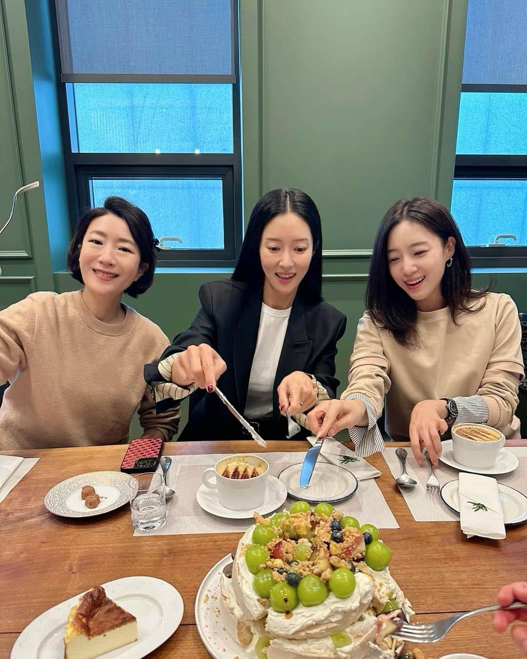 ワン・ビンナさんのインスタグラム写真 - (ワン・ビンナInstagram)「@anseoli.bakinglab 과 @signature_kitchen_suite 의 만남😙 세젤맛 파블로바 먹으면서 신이 남😍」10月21日 17時06分 - bitnawang