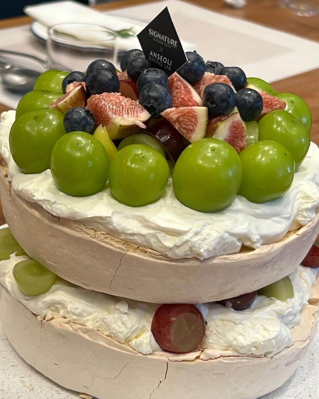 ワン・ビンナさんのインスタグラム写真 - (ワン・ビンナInstagram)「@anseoli.bakinglab 과 @signature_kitchen_suite 의 만남😙 세젤맛 파블로바 먹으면서 신이 남😍」10月21日 17時06分 - bitnawang