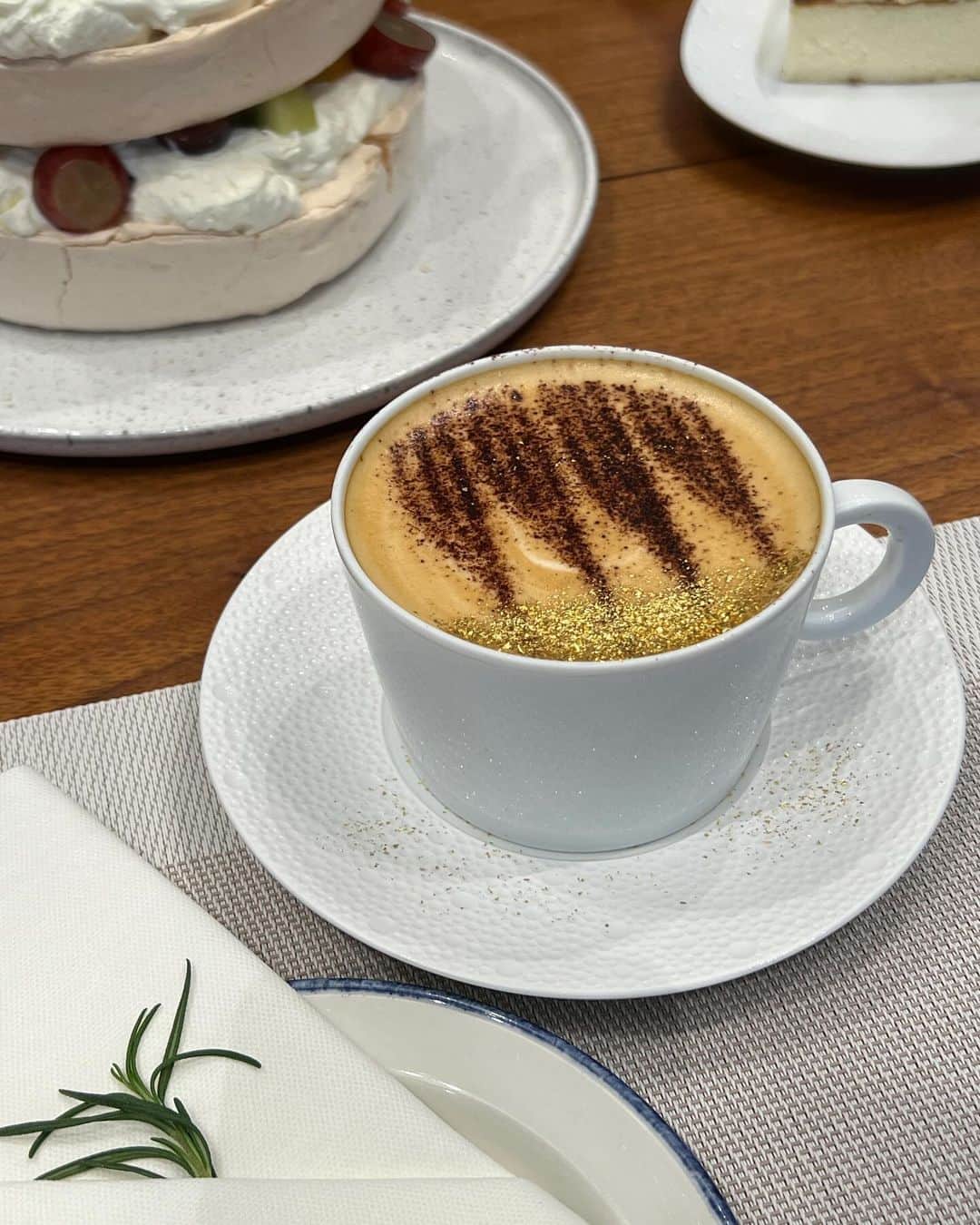 ワン・ビンナさんのインスタグラム写真 - (ワン・ビンナInstagram)「@anseoli.bakinglab 과 @signature_kitchen_suite 의 만남😙 세젤맛 파블로바 먹으면서 신이 남😍」10月21日 17時06分 - bitnawang