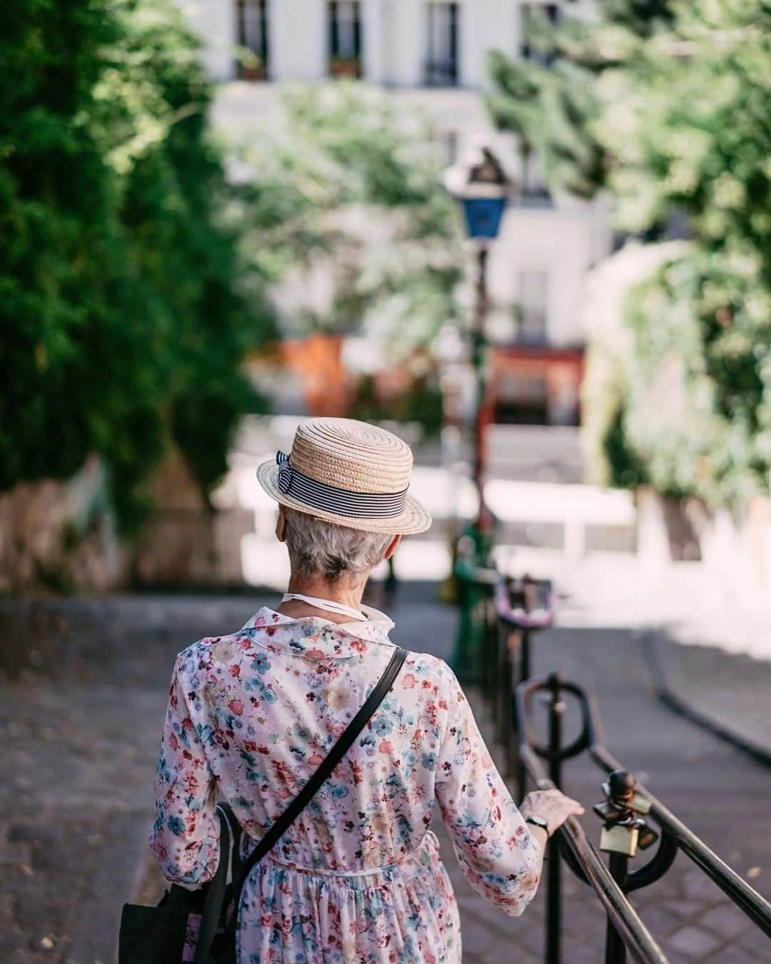 VuTheara Khamさんのインスタグラム写真 - (VuTheara KhamInstagram)「MERCI MONTMARTRE ❤️ Bonjour, une série de photo réalisée à Montmartre ces dernières années depuis mon installation à Paris. J’ai toujours aimé photographier Montmartre ainsi que ses habitants depuis 10 ans. La dernière vidéo a été filmée lors de l’ouverture de mon exposition à la salle paroissiale de l’église Saint-Pierre ce jeudi 19 octobre 2023. Même dans mes rêves, je n’aurai jamais imaginé être accueilli à Montmartre par les Ptits Poulbots qui représentent pour ma part l’esprit du village, les enfants de rue, miséreux à l’époque. J’étais accueilli en tant qu’artiste de Montmartre entouré de personnes importantes habitant le quartier. Je n'ai pas de mots juste merci.  Aujourd’hui est le dernier jour de l’exposition-vente sur mon travail réalisé en mars dernier au Cambodge pour l’ONG Pour Un Sourire d’Enfant, qui aide les enfants les plus pauvres du Cambodge à sortir de la misère. Vous retrouverez également mes images du Cambodge depuis 2010 ainsi qu'un corner sur Paris.  Je serai présent cet après-midi à partir de 14h. A très vite ----------------------------- Hello, a series of photos taken in Montmartre over the last few years since I moved to Paris. I've been enjoying photographing Montmartre and its inhabitants for the past 10 years. The last video was filmed at the opening of my exhibition at the salle paroissiale de l'église Saint-Pierre on Thursday, October 19, 2023. Even in my dreams, I never imagined I'd be welcomed to Montmartre by "the Ptits Poulbots", who for me represent the spirit of the village, the destitute street children of the time. I was welcomed as a Montmartre artist surrounded by important people living in the neighborhood. Many thanks <3 Today is the last day of the exhibition-sale on my work done last  March 2023 for the NGO "Pour Un Sourire d'Enfant", which helps Cambodia's poorest children out of poverty. I'll be there this afternoon from 2pm. See you soon . #paris #love #poetry #spirituality #montmartre #rainbow」10月21日 17時06分 - vutheara