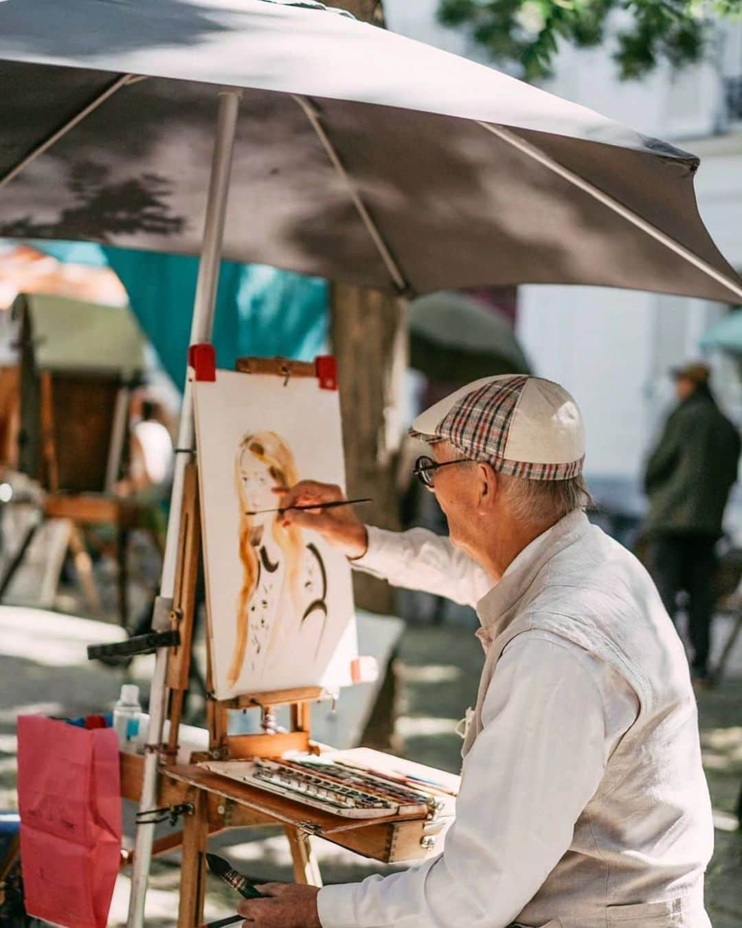 VuTheara Khamさんのインスタグラム写真 - (VuTheara KhamInstagram)「MERCI MONTMARTRE ❤️ Bonjour, une série de photo réalisée à Montmartre ces dernières années depuis mon installation à Paris. J’ai toujours aimé photographier Montmartre ainsi que ses habitants depuis 10 ans. La dernière vidéo a été filmée lors de l’ouverture de mon exposition à la salle paroissiale de l’église Saint-Pierre ce jeudi 19 octobre 2023. Même dans mes rêves, je n’aurai jamais imaginé être accueilli à Montmartre par les Ptits Poulbots qui représentent pour ma part l’esprit du village, les enfants de rue, miséreux à l’époque. J’étais accueilli en tant qu’artiste de Montmartre entouré de personnes importantes habitant le quartier. Je n'ai pas de mots juste merci.  Aujourd’hui est le dernier jour de l’exposition-vente sur mon travail réalisé en mars dernier au Cambodge pour l’ONG Pour Un Sourire d’Enfant, qui aide les enfants les plus pauvres du Cambodge à sortir de la misère. Vous retrouverez également mes images du Cambodge depuis 2010 ainsi qu'un corner sur Paris.  Je serai présent cet après-midi à partir de 14h. A très vite ----------------------------- Hello, a series of photos taken in Montmartre over the last few years since I moved to Paris. I've been enjoying photographing Montmartre and its inhabitants for the past 10 years. The last video was filmed at the opening of my exhibition at the salle paroissiale de l'église Saint-Pierre on Thursday, October 19, 2023. Even in my dreams, I never imagined I'd be welcomed to Montmartre by "the Ptits Poulbots", who for me represent the spirit of the village, the destitute street children of the time. I was welcomed as a Montmartre artist surrounded by important people living in the neighborhood. Many thanks <3 Today is the last day of the exhibition-sale on my work done last  March 2023 for the NGO "Pour Un Sourire d'Enfant", which helps Cambodia's poorest children out of poverty. I'll be there this afternoon from 2pm. See you soon . #paris #love #poetry #spirituality #montmartre #rainbow」10月21日 17時06分 - vutheara