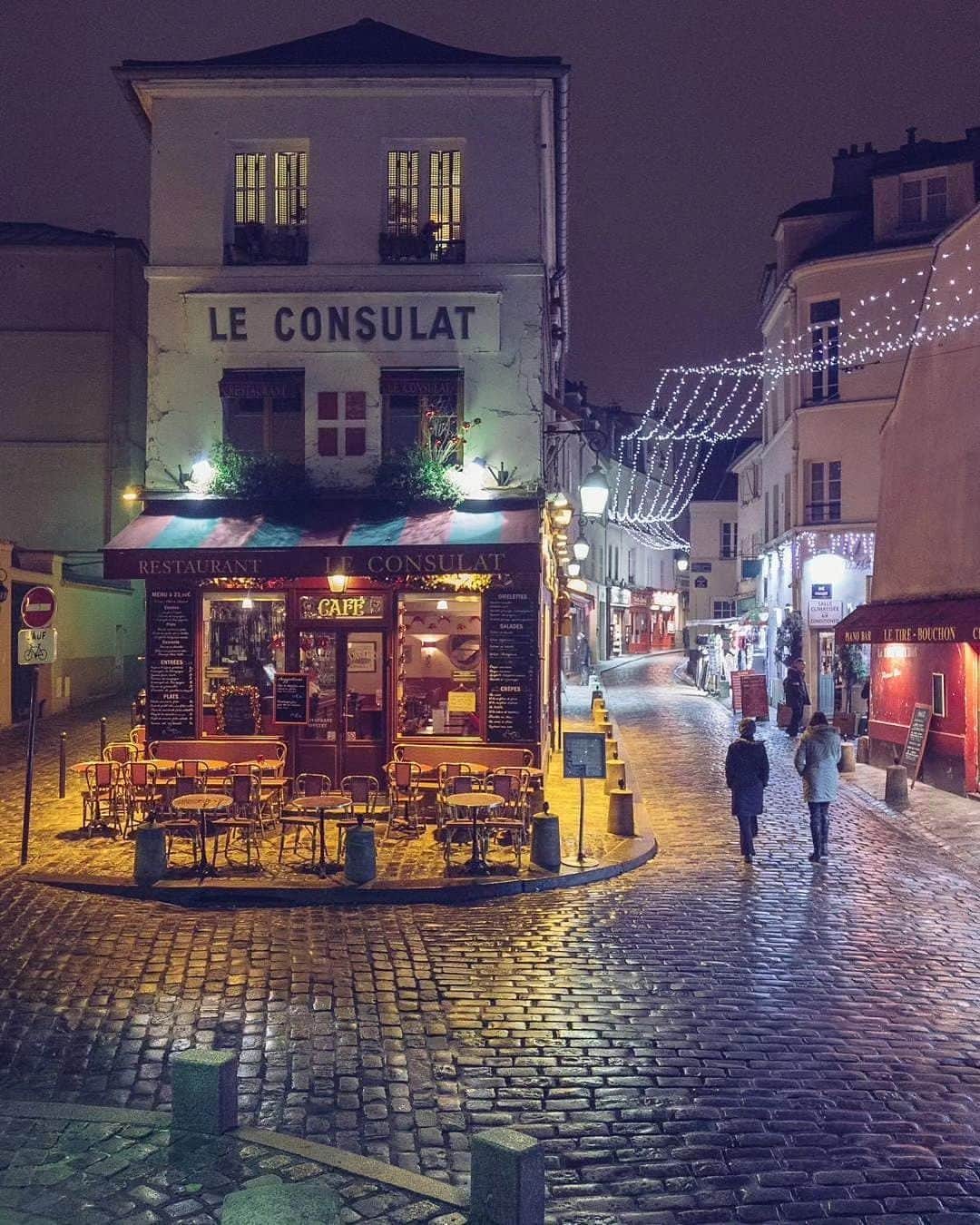 VuTheara Khamのインスタグラム：「MERCI MONTMARTRE ❤️ Bonjour, une série de photo réalisée à Montmartre ces dernières années depuis mon installation à Paris. J’ai toujours aimé photographier Montmartre ainsi que ses habitants depuis 10 ans. La dernière vidéo a été filmée lors de l’ouverture de mon exposition à la salle paroissiale de l’église Saint-Pierre ce jeudi 19 octobre 2023. Même dans mes rêves, je n’aurai jamais imaginé être accueilli à Montmartre par les Ptits Poulbots qui représentent pour ma part l’esprit du village, les enfants de rue, miséreux à l’époque. J’étais accueilli en tant qu’artiste de Montmartre entouré de personnes importantes habitant le quartier. Je n'ai pas de mots juste merci.  Aujourd’hui est le dernier jour de l’exposition-vente sur mon travail réalisé en mars dernier au Cambodge pour l’ONG Pour Un Sourire d’Enfant, qui aide les enfants les plus pauvres du Cambodge à sortir de la misère. Vous retrouverez également mes images du Cambodge depuis 2010 ainsi qu'un corner sur Paris.  Je serai présent cet après-midi à partir de 14h. A très vite ----------------------------- Hello, a series of photos taken in Montmartre over the last few years since I moved to Paris. I've been enjoying photographing Montmartre and its inhabitants for the past 10 years. The last video was filmed at the opening of my exhibition at the salle paroissiale de l'église Saint-Pierre on Thursday, October 19, 2023. Even in my dreams, I never imagined I'd be welcomed to Montmartre by "the Ptits Poulbots", who for me represent the spirit of the village, the destitute street children of the time. I was welcomed as a Montmartre artist surrounded by important people living in the neighborhood. Many thanks <3 Today is the last day of the exhibition-sale on my work done last  March 2023 for the NGO "Pour Un Sourire d'Enfant", which helps Cambodia's poorest children out of poverty. I'll be there this afternoon from 2pm. See you soon . #paris #love #poetry #spirituality #montmartre #rainbow」