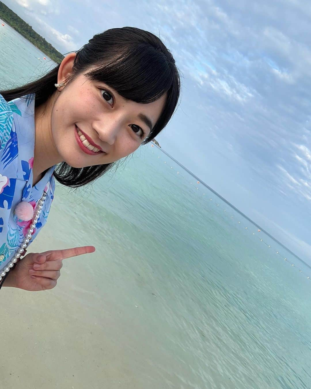 松本亜美さんのインスタグラム写真 - (松本亜美Instagram)「宮古島の海は透明感があり、圧倒されるほどの美しさでした🏝️ 砂浜から海、空へのグラデーションが綺麗でした✨  動画はぜひ音ありでどうぞ👀 波の音に癒されますよ♫  #宮古島 #海 #ビーチ #南国  #透明感 #グラデーション #絶景  #波の音 #癒される  #あみの気まぐれ投稿 #オフショット  #アナウンサー  #松本亜美」10月21日 17時06分 - ami_matsumoto_teny