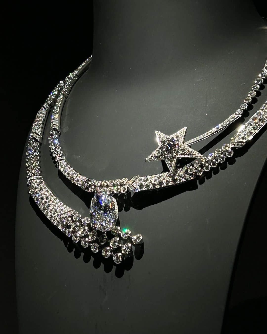 INSIDE FUJINGAHOさんのインスタグラム写真 - (INSIDE FUJINGAHOInstagram)「1932年にガブリエル シャネルが発表した生涯唯一のハイジュエリー コレクション「Bijoux de Diamants（ダイヤモンド ジュエリー）」。その90周年を祝して誕生した新作ハイジュエリー「コレクション 1932」を日本で紹介するイベントが京都で開催されました。  「Bijoux de Diamants」からインスピレーションを得て新たに創造されたのは、星、月、太陽をシンボルに天体の躍動感を表現したハイジュエリーです。会場となった京都市京セラ美術館（伝説のコレクションが生まれた翌年、1933年に開館）は、眩い煌めきに溢れていました。 「コレクション 1932」と「Bijoux de Diamants」を巡るストーリーは、シャネルの公式サイトでも公開されています。（編集長N）  https://www.chanel.com/jp/high-jewelry/1932-collection/  #CHANELHighJewelry #highjewelry #fujingaho #fujingahojp #婦人画報 #京都市京セラ美術館」10月21日 16時58分 - fujingahojp