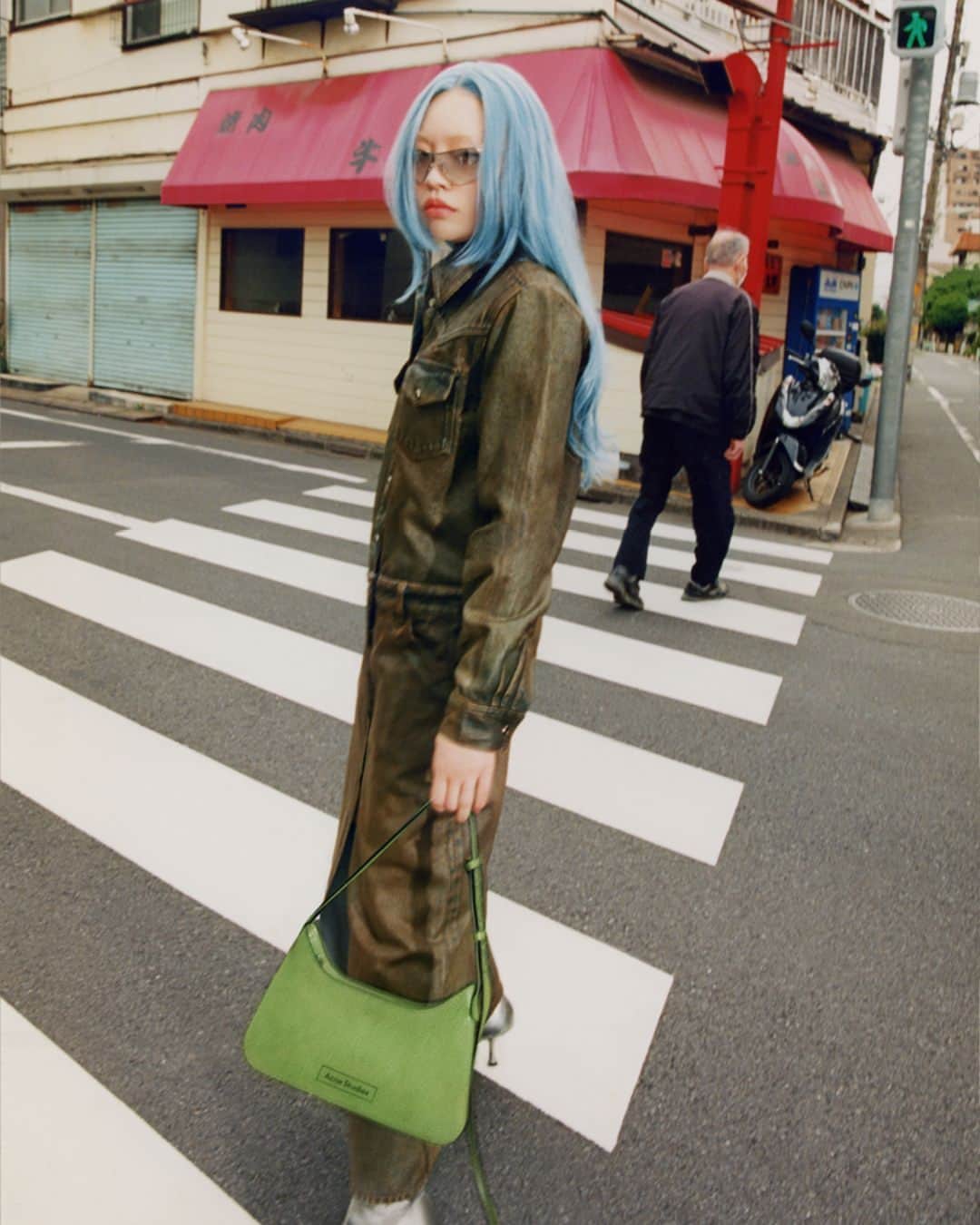 Acne Studiosのインスタグラム：「Tokyo crossing. #Chanmina (@Minachanxx) on the streets of Japan wearing ‘oil-coated’ #AcneStudios FW23 denim. ⁣ ⁣ #AcnePeople⁣ ⁣ Photographer: #FishZhang (@Fiiiiiish)⁣ Stylist: @Leopolda.Duchemin⁣ Hair: @YutaKitamuraHair ⁣ Make-Up: #YukoNozaki (@Nozaking42)」