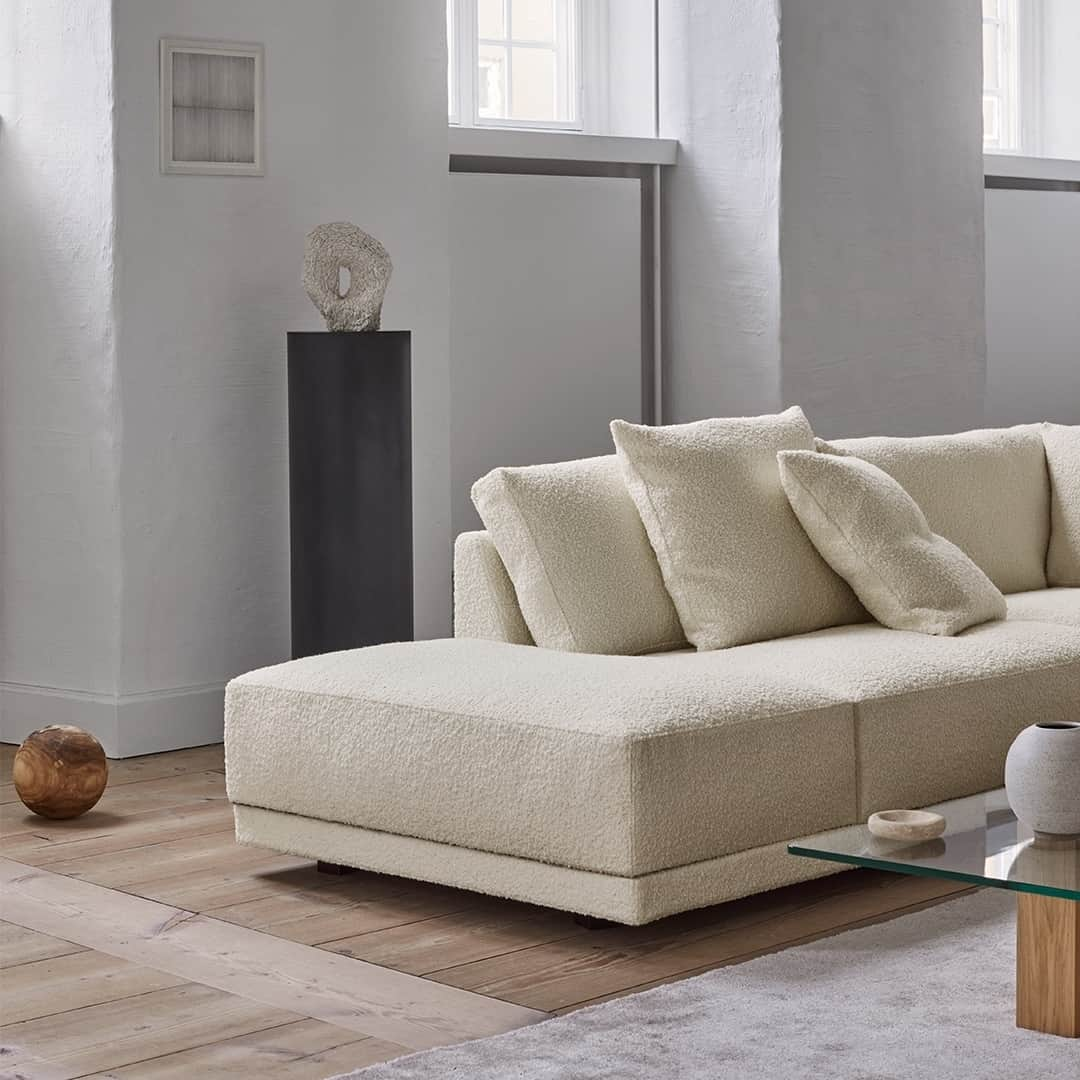 eilersenのインスタグラム：「The Drop sofa integrates both tight and soft lines, and the contrast between the slim arm and the ultra-soft cushions is a perfect testament. ⁠ ⁠ ⁠ #eilersen #eilersenfurniture #myeilersen #enjoyaneilersen #drop #jensjuuleilersen #homedecor #sofa #danishdesign #inredning #finahem #interiorlovers #interiordesign #modernliving #minimalism #nordiskehjem #nordicinspiration #nordicliving #craftsmanship #boligindretning #designinterior #livingroominspo #boliginspiration  #hemindredning #schönerwohnen #nordicminimalism #designinspiration #throughgenerations」