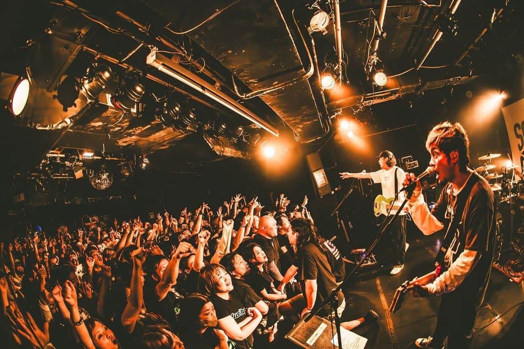 須賀真太郎のインスタグラム：「2023.10.20 at 越谷EASY GOINGS locofrank 25th Anniversary "SQUAD GOALS TOUR"  地元越谷でlocofrankとライブでした☆ とても気持ちよかったですぜよ！ 久々にlocofrankのライブじっくり観れて楽しかった〜♪ しかしロコの3人はずっと話してられるな〜😁  photo by @naoto_iwabuchi_」