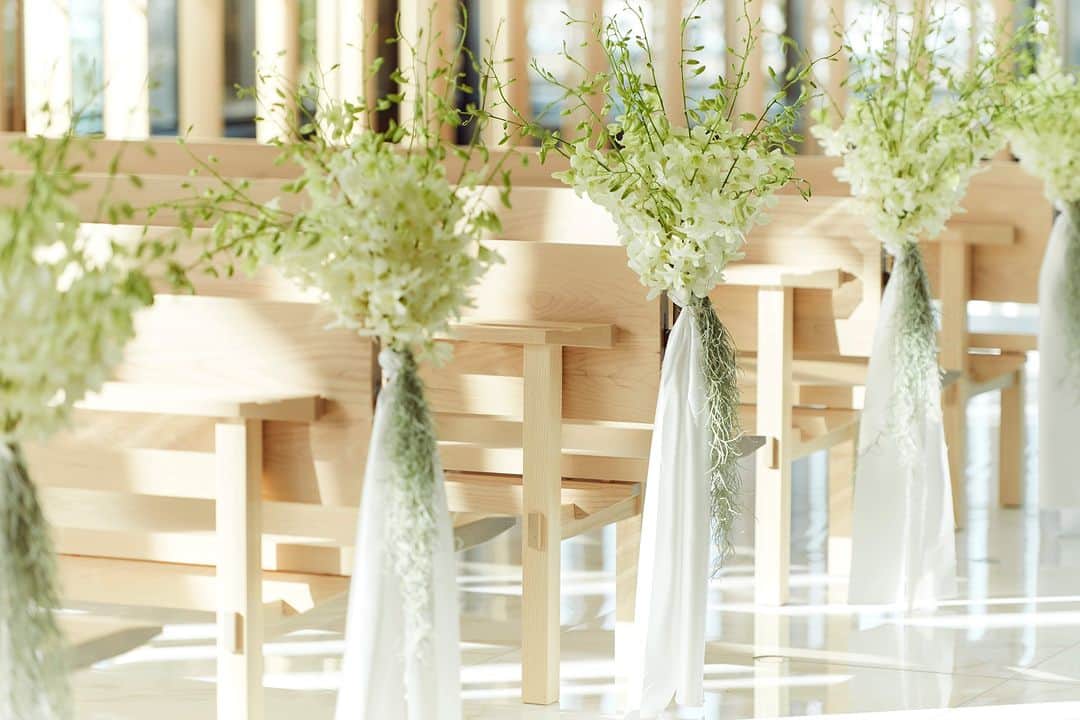 東京會舘本舘ウエディングさんのインスタグラム写真 - (東京會舘本舘ウエディングInstagram)「@tokyokaikan_wedding .——————————. * まるでアートのような木格子と 照明演出が柔らかい太陽の光や美しい景観と 見事なまでに調和します。  和洋どちらの装いにもよくお似合いになる こだわりのチャペルで おふたりらしい結婚式を叶えて。 * ——————————. #東京會舘 #tokyo #関東花嫁 #weddingdress #東京花嫁 #wedding #dress #ウェディングドレス #プレ花嫁 #卒花 #結婚式場 #日本中のプレ花嫁さんと繋がりたい #結婚式準備 #ウェディングレポ #ブライダルフェア #チャペル #結婚式 #パーティ #披露宴 #weddingparty #結婚式場探し #大正ロマン #ウェディング #式場探し #式場見学 #大聖堂 #バージンロード #ウェディングドレス #白無垢 #挙式」10月21日 17時00分 - tokyokaikan_wedding