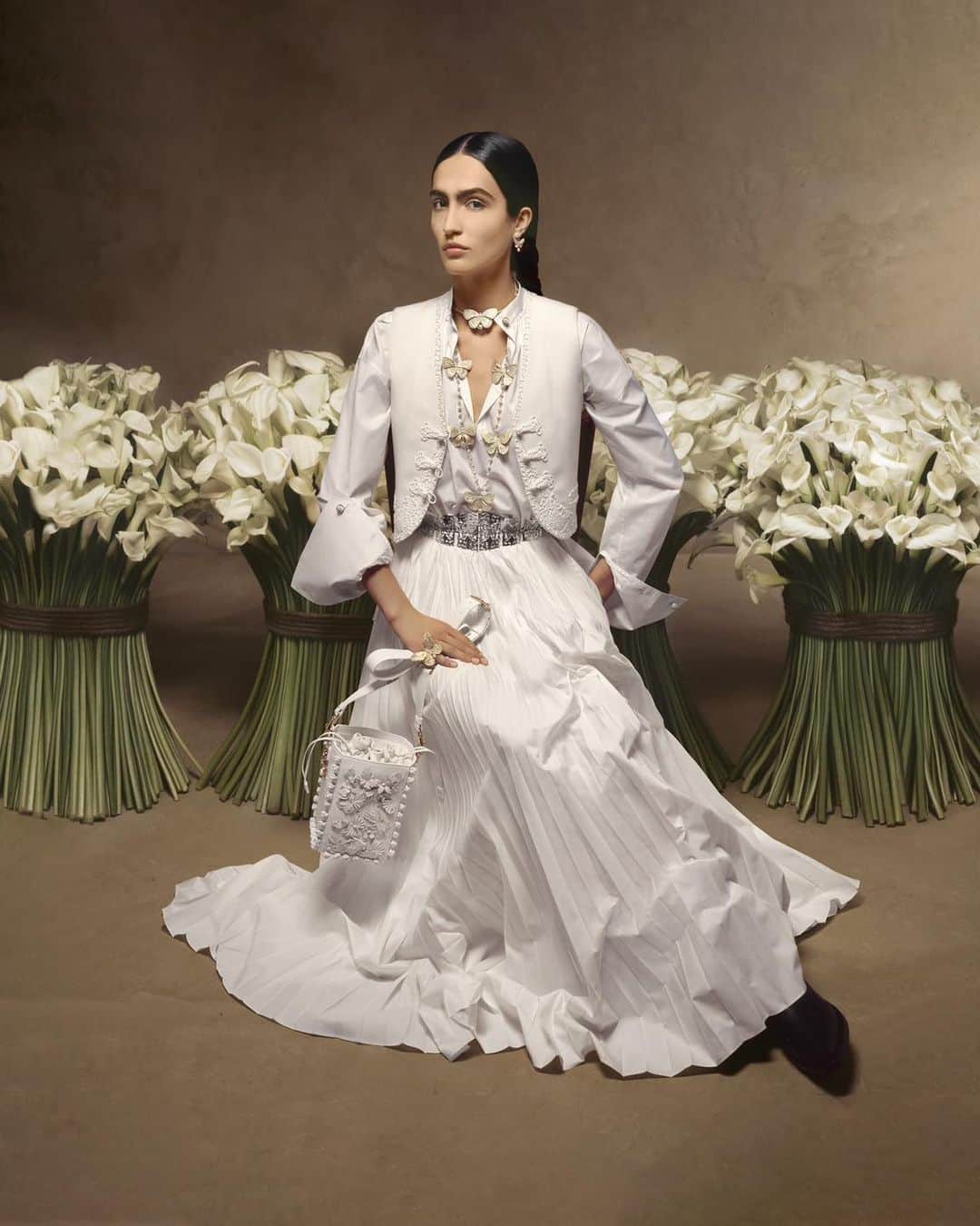 のインスタグラム：「Rooted in the essence of Mexico, the #DiorCruise 2024 by @MariaGraziaChiuri joyously commemorates the myriad expressions of femininity as its leading constant. The collection finds its muse in the enigmatic Frida Kahlo, a trailblazing force who defied convention with her fearless blend of femininity and masculinity in her attire. Her indomitable influence saturates every facet, breathing life into the campaign with the effervescence of her legacy, casting an endearing spotlight on the ever-evolving beauty of women and their multifaceted identities.  © @BrigitteNiedermairStudio」
