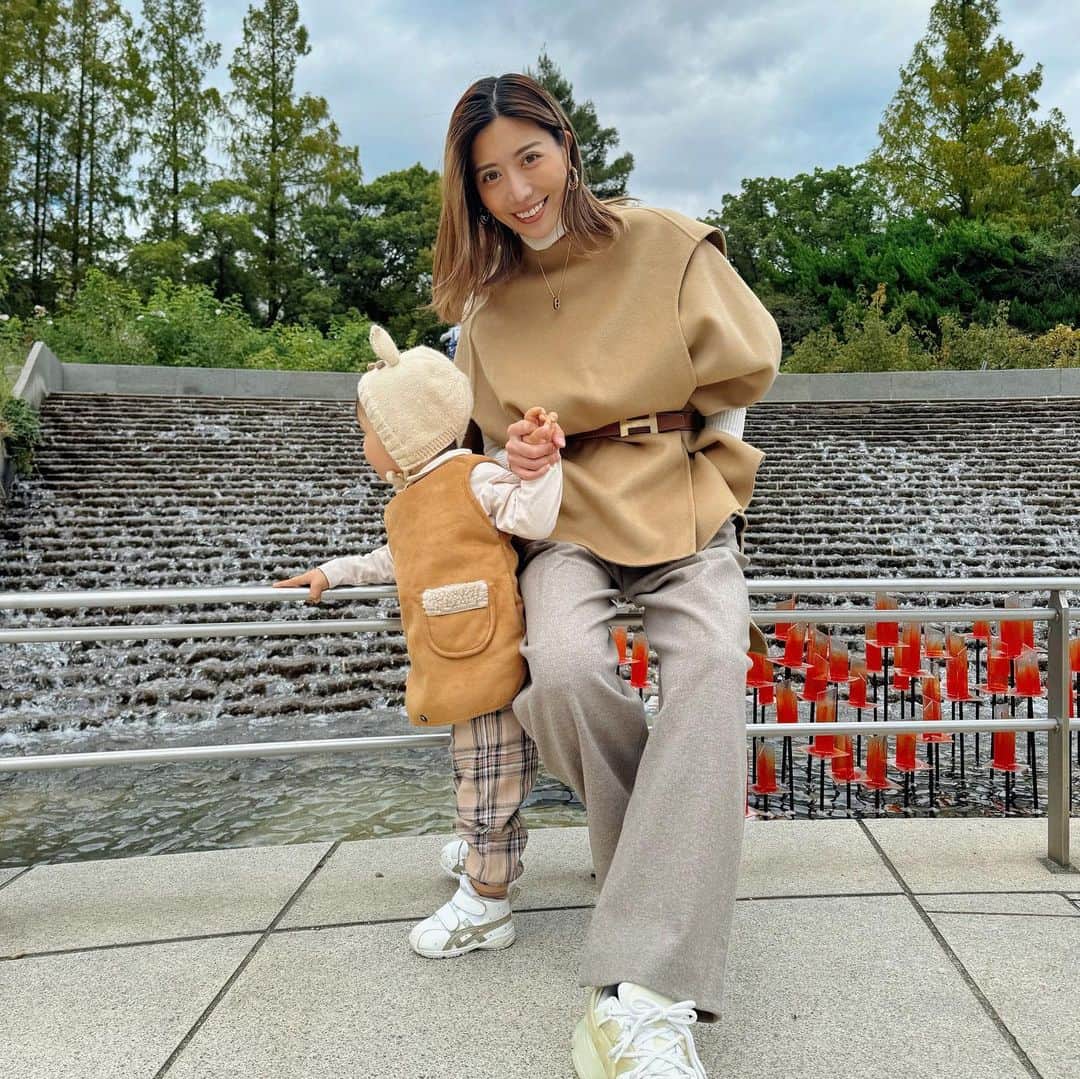 黒ユイさんのインスタグラム写真 - (黒ユイInstagram)「息子とお洋服の色合い合わせてみました☺️ お気に入りのコート息子抱っこしたら崩れちゃった😱  このUNIQLOのパンツはウール素材っぽく見えるのに実はジャージ素材で柔らかくて履きやすい😍優秀👏  私 トップス　#uniqlo  コート　#cos  パンツ　#uniqlo  ベルト　#hermes  スニーカー　#balenciaga   息子 トップス　#hmkids  ベスト　#soraru  パンツ　#shein  帽子　#soraru   #親子コーデ #親子リンクコーデ #リンクコーデ #コーデ　#親子 #親子モデル #公園あそび」10月21日 17時02分 - yui_my_life